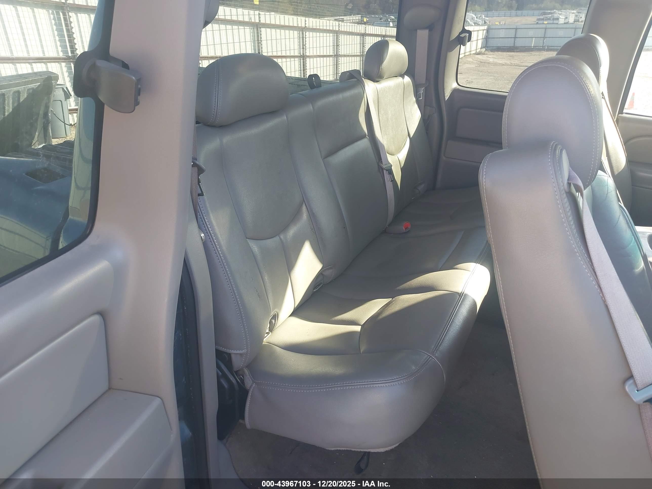 CHEVROLET SILVERADO image 8