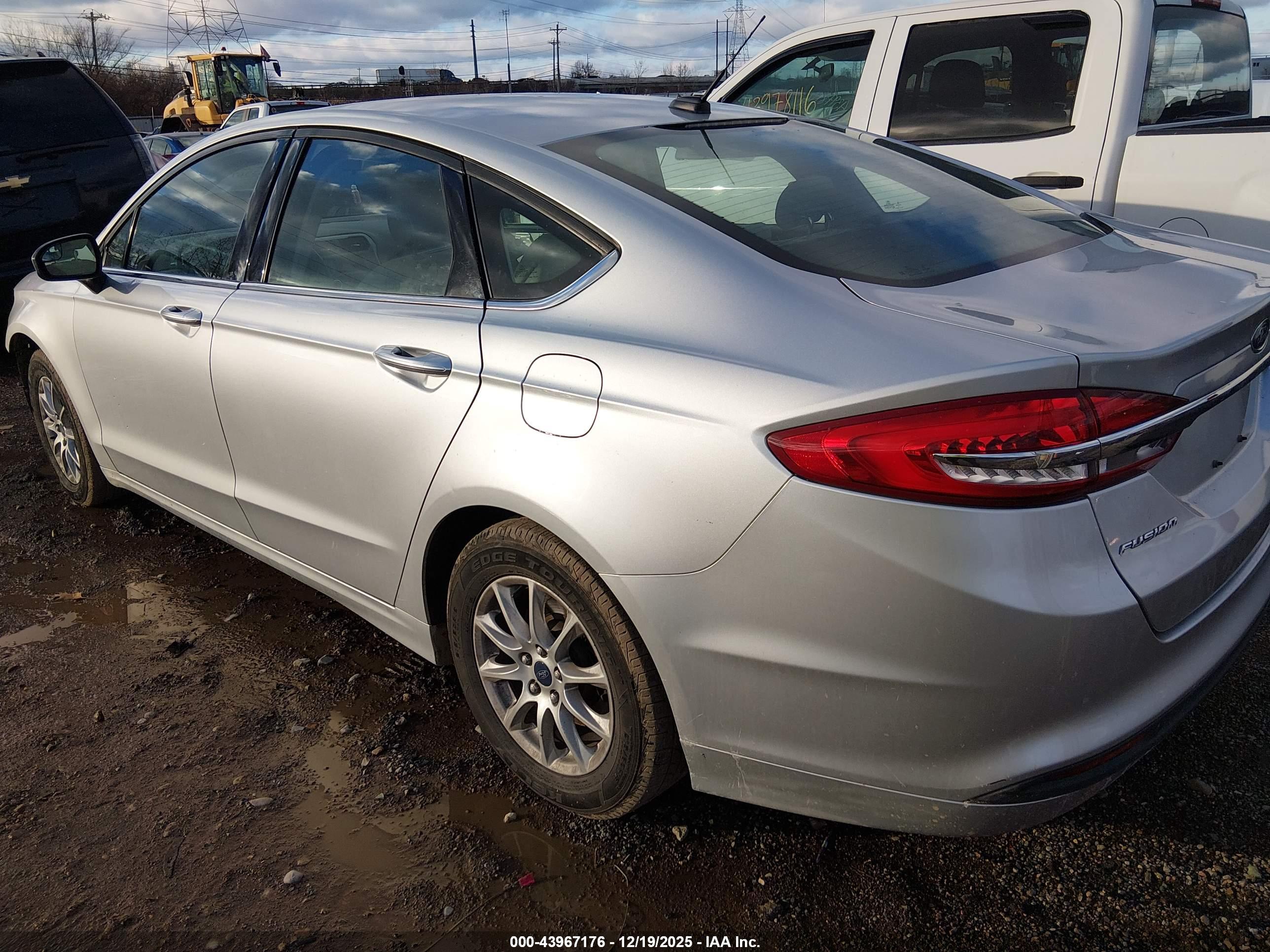 FORD FUSION image 3