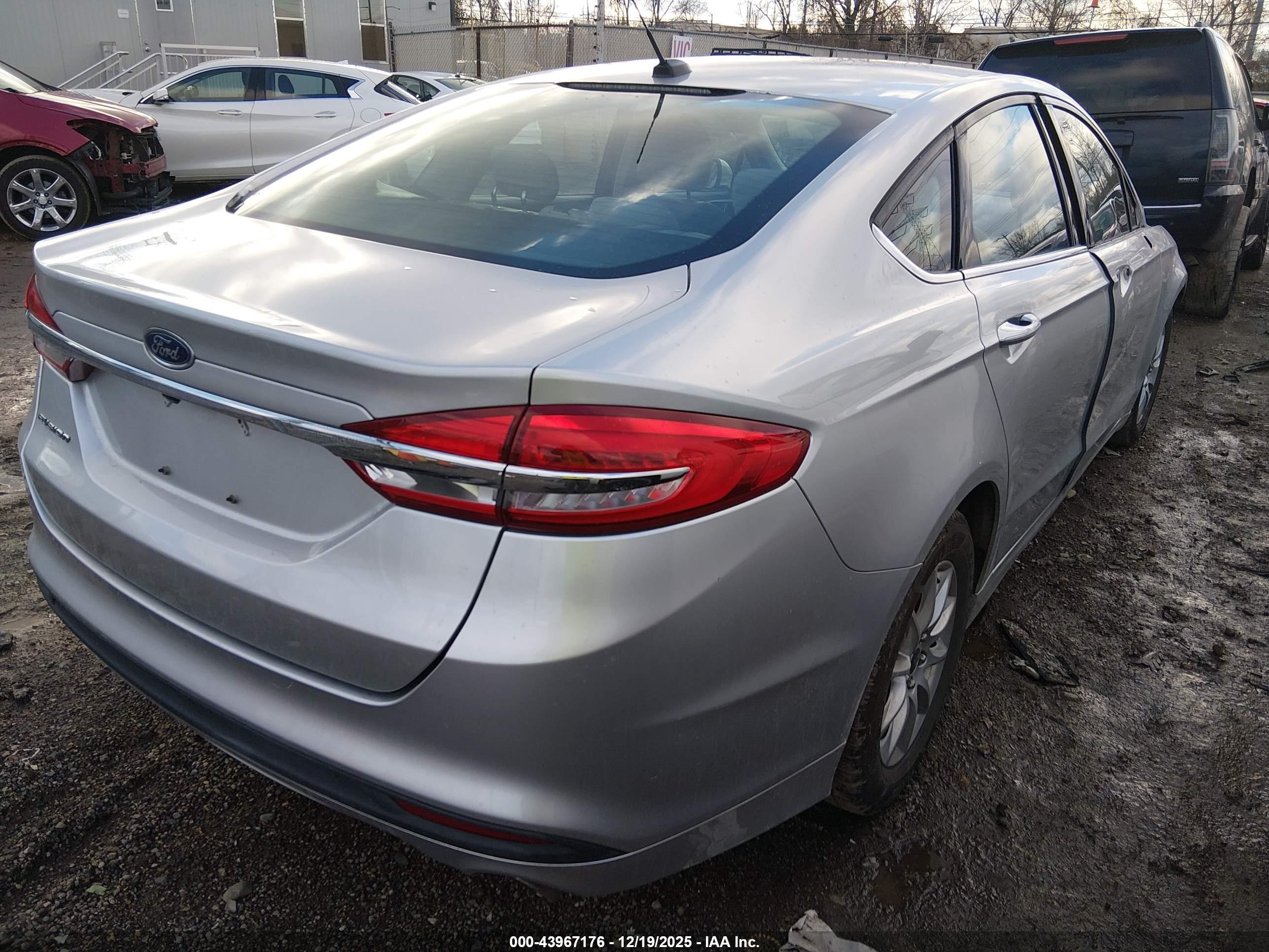 FORD FUSION image 4