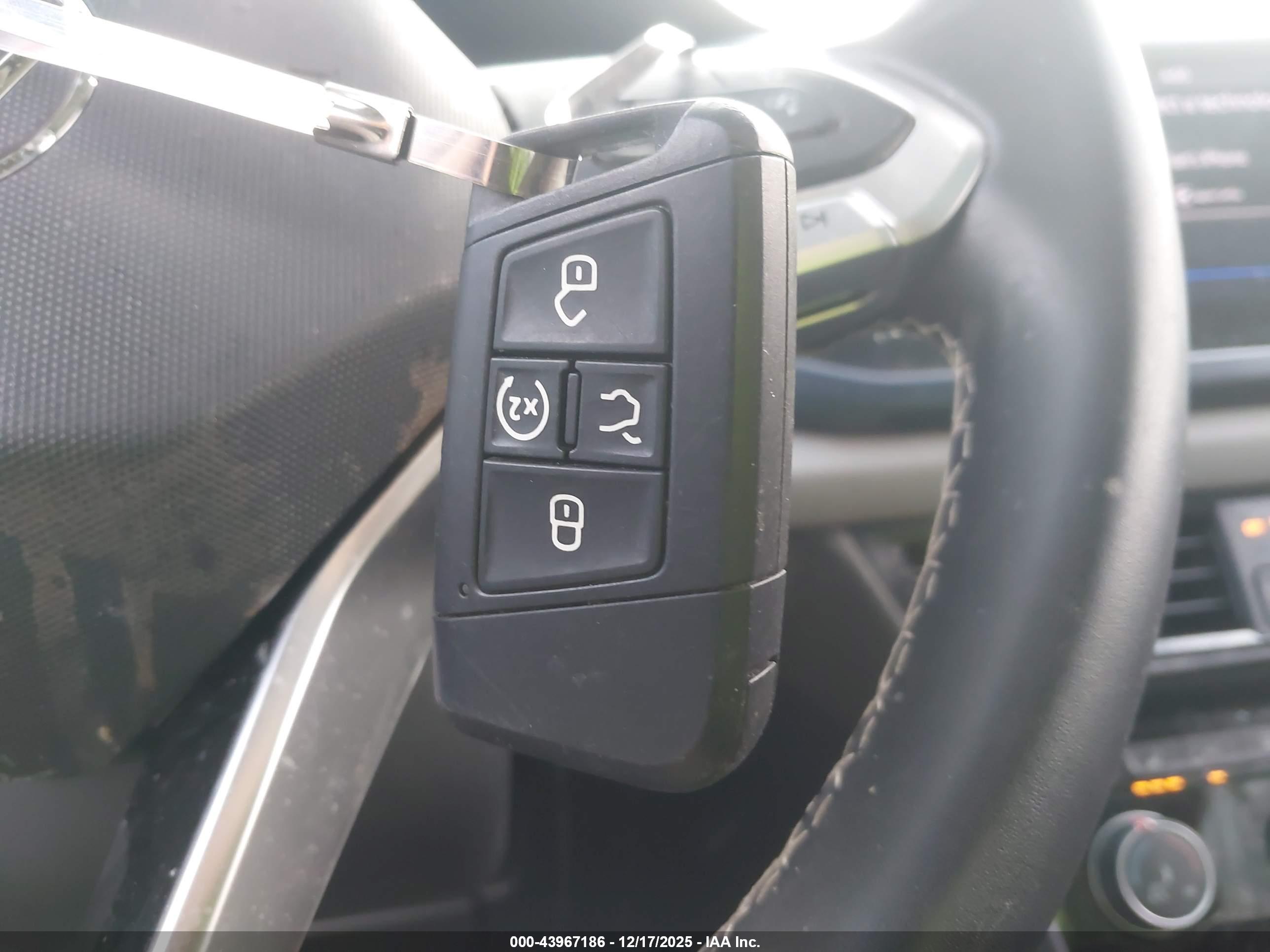 VOLKSWAGEN TAOS image 11