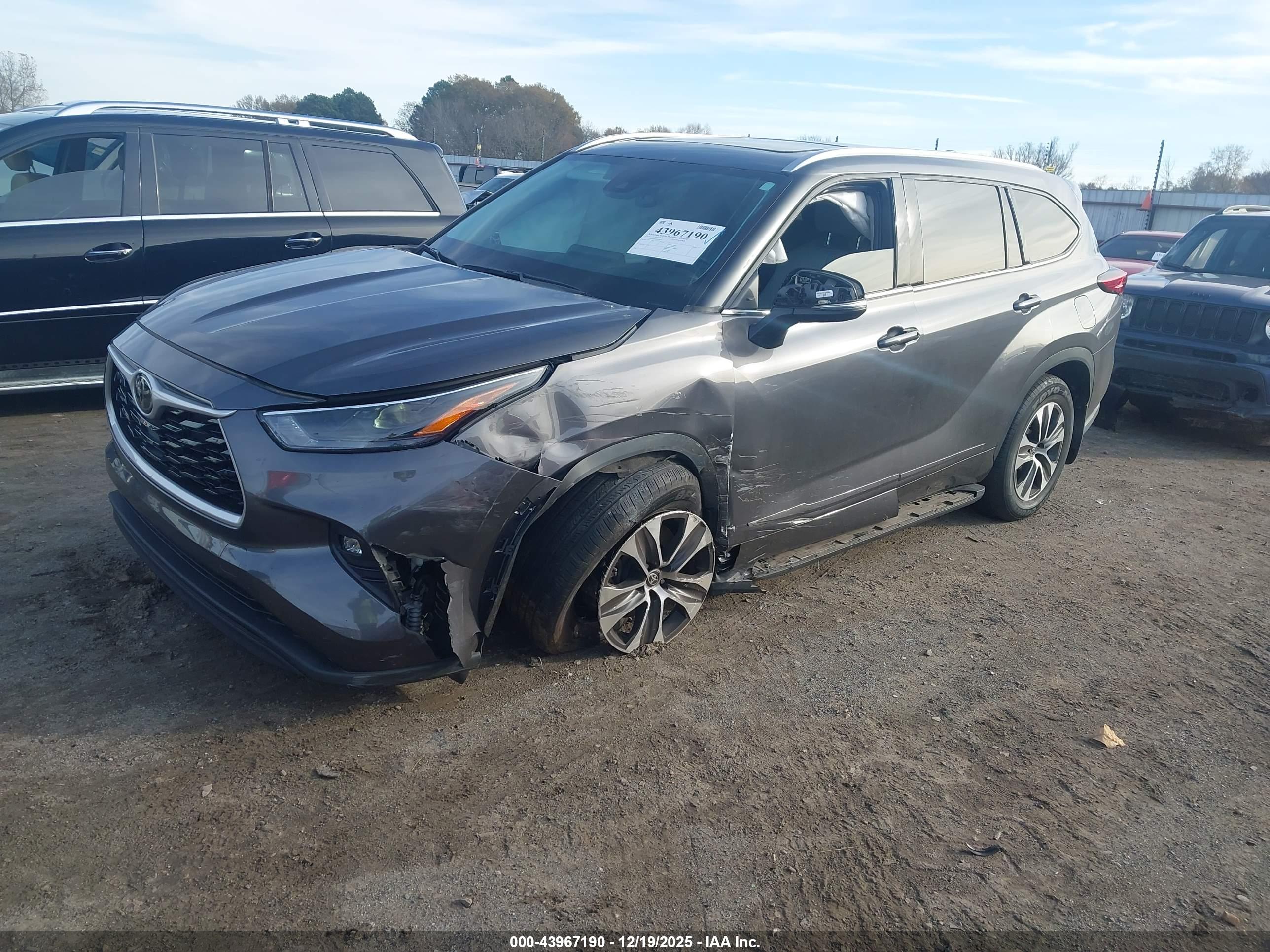 TOYOTA HIGHLANDER image 2