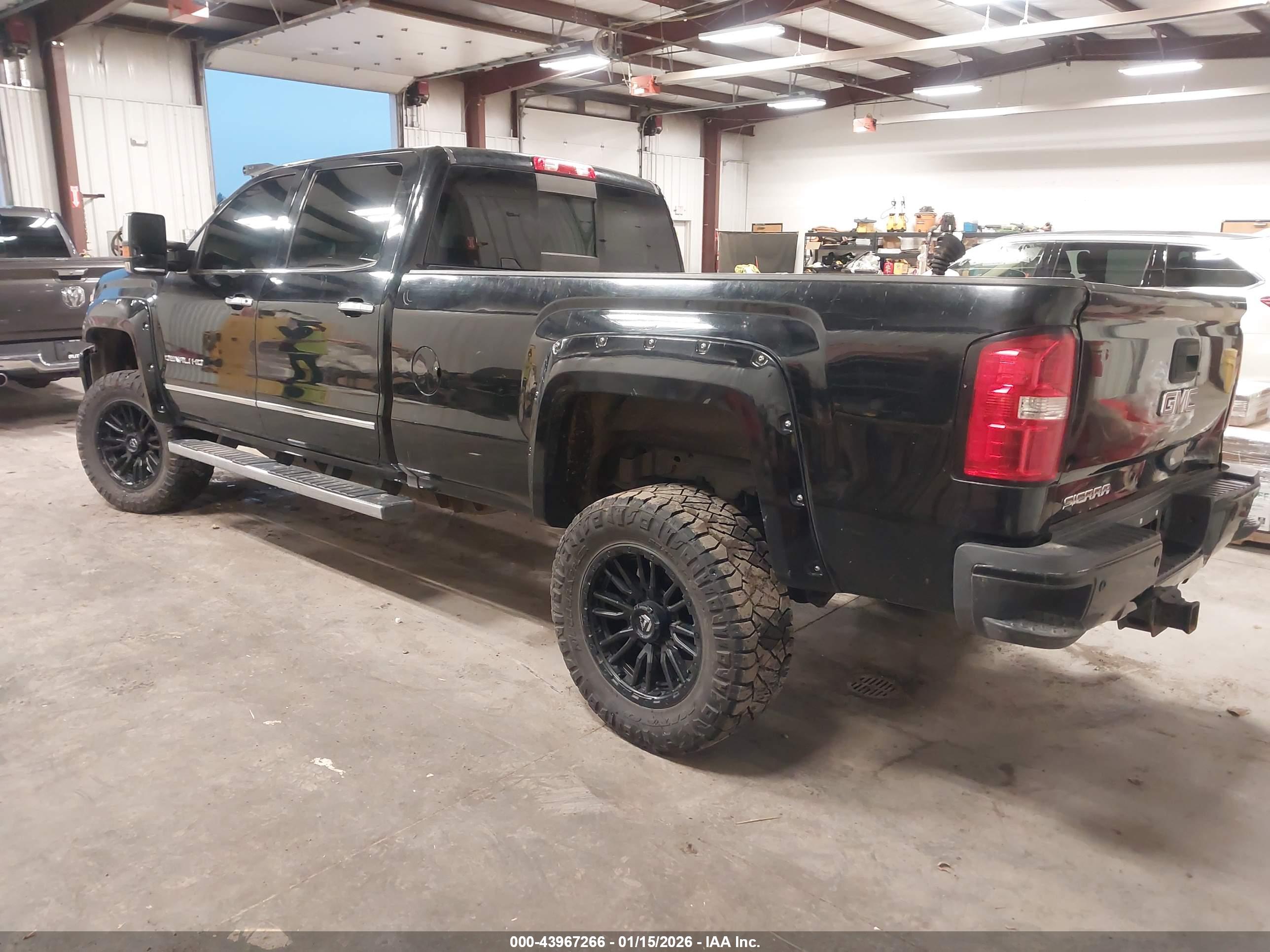 GMC SIERRA image 3