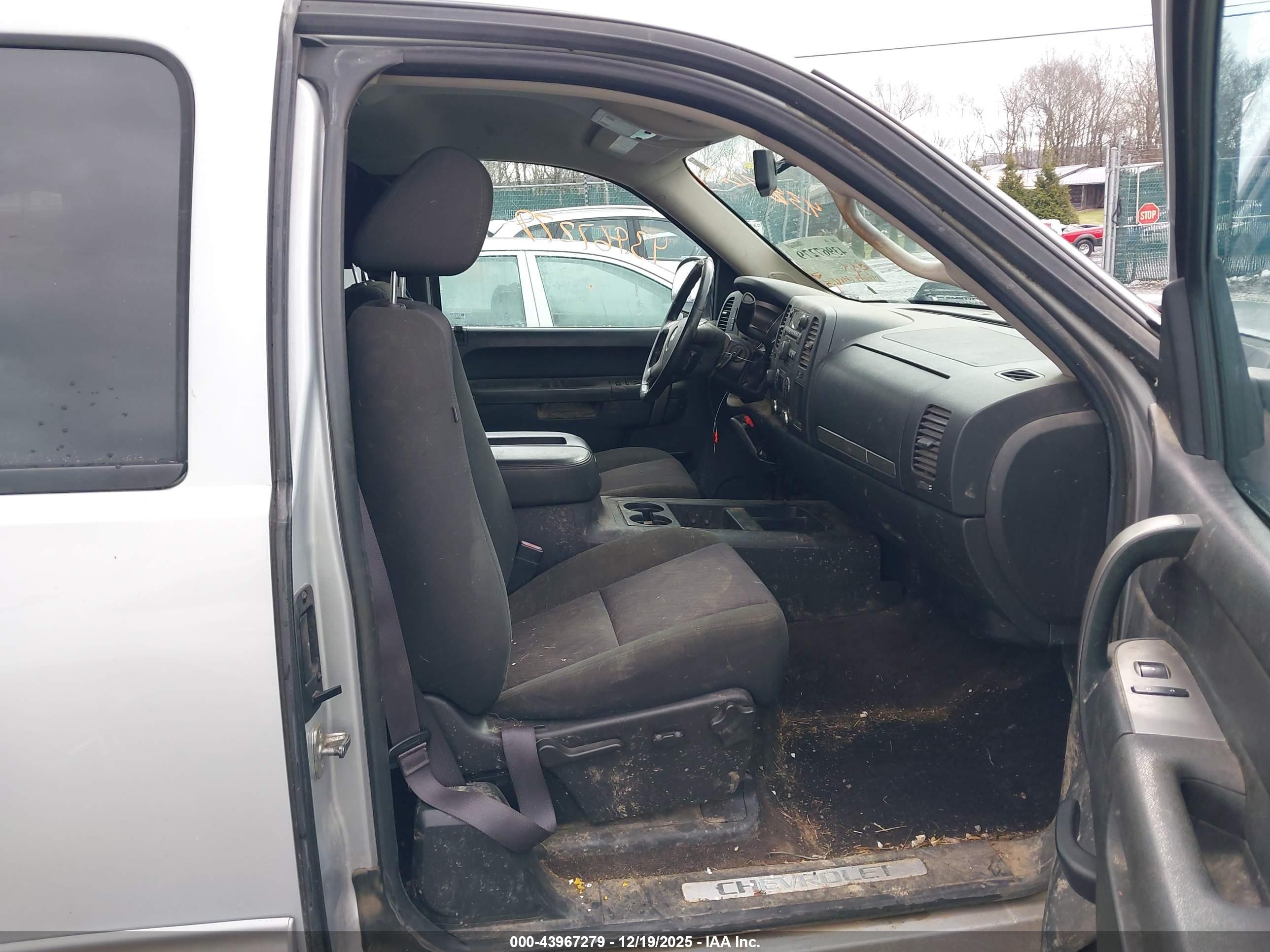 CHEVROLET SILVERADO image 5