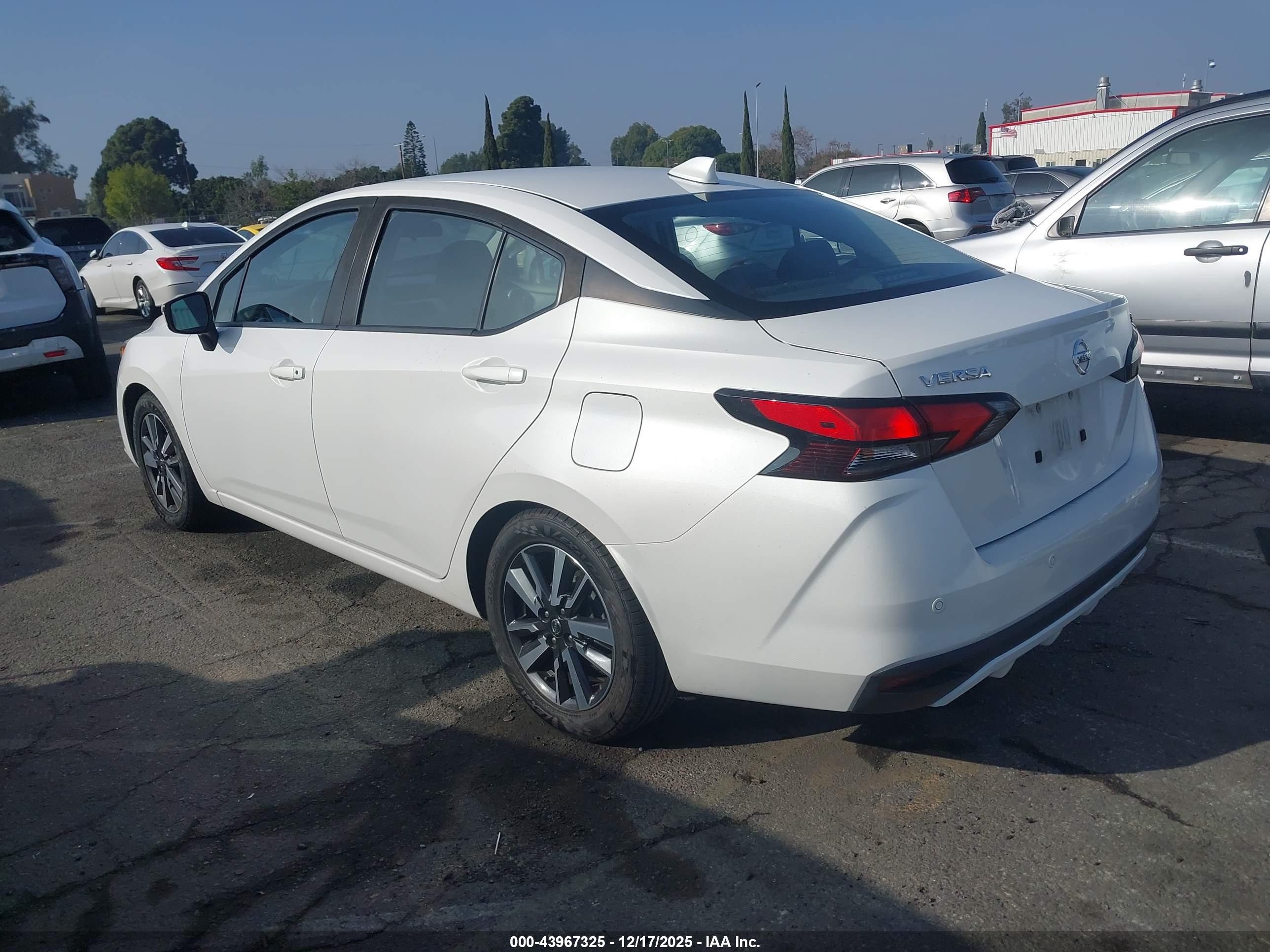 NISSAN VERSA image 3