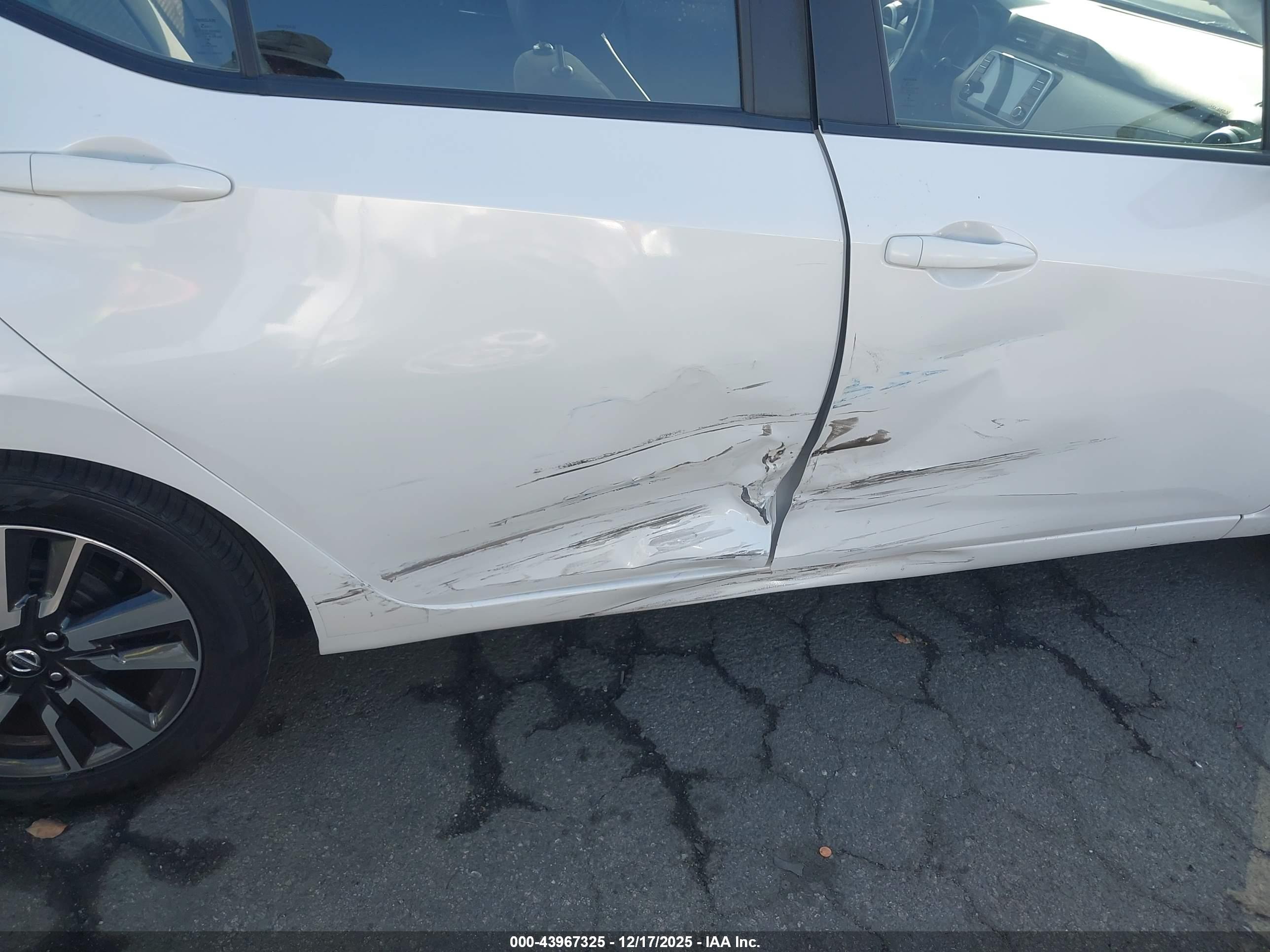 NISSAN VERSA image 6