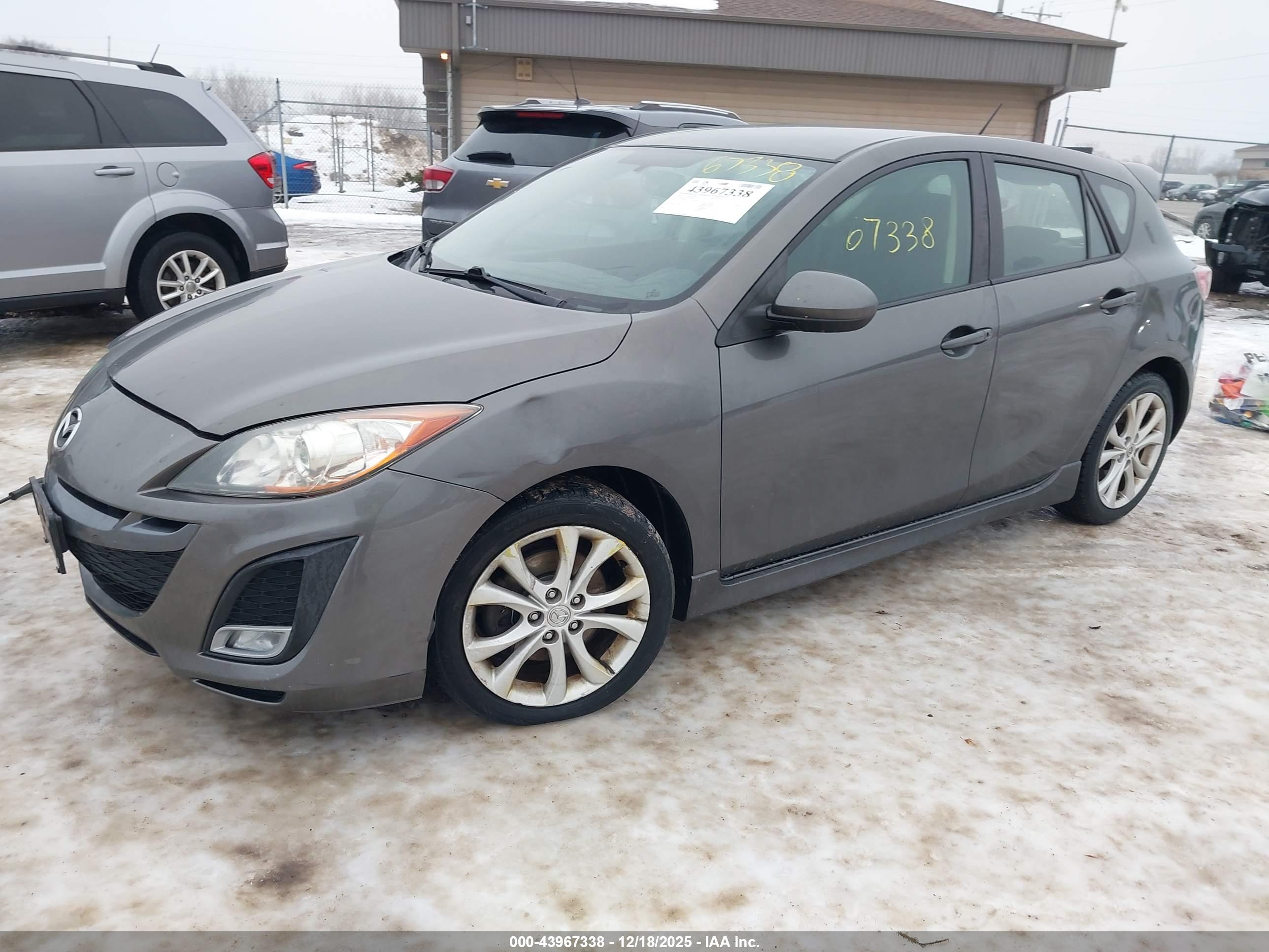 MAZDA MAZDA3 image 2
