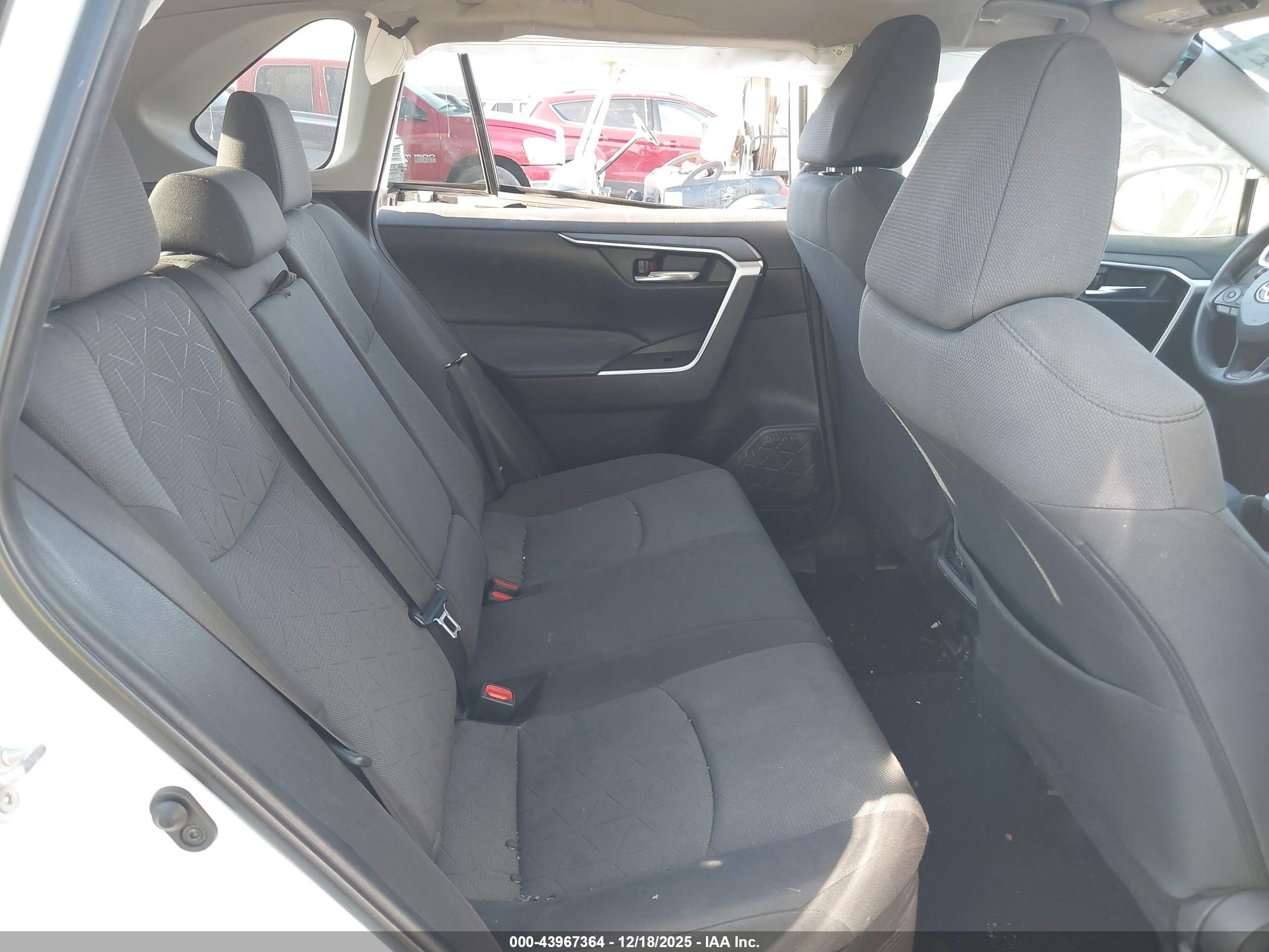 TOYOTA RAV4 image 8
