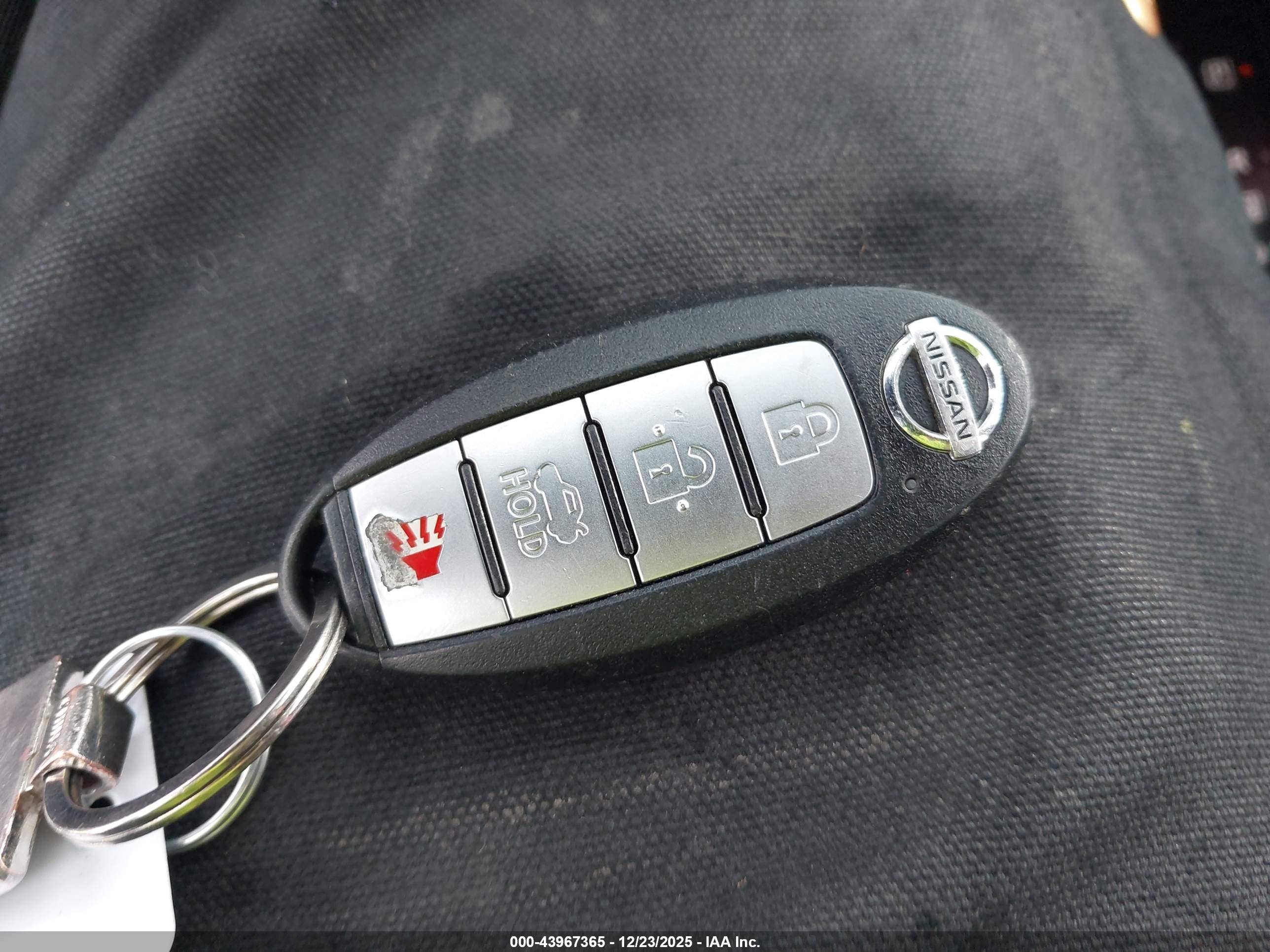 NISSAN VERSA image 11
