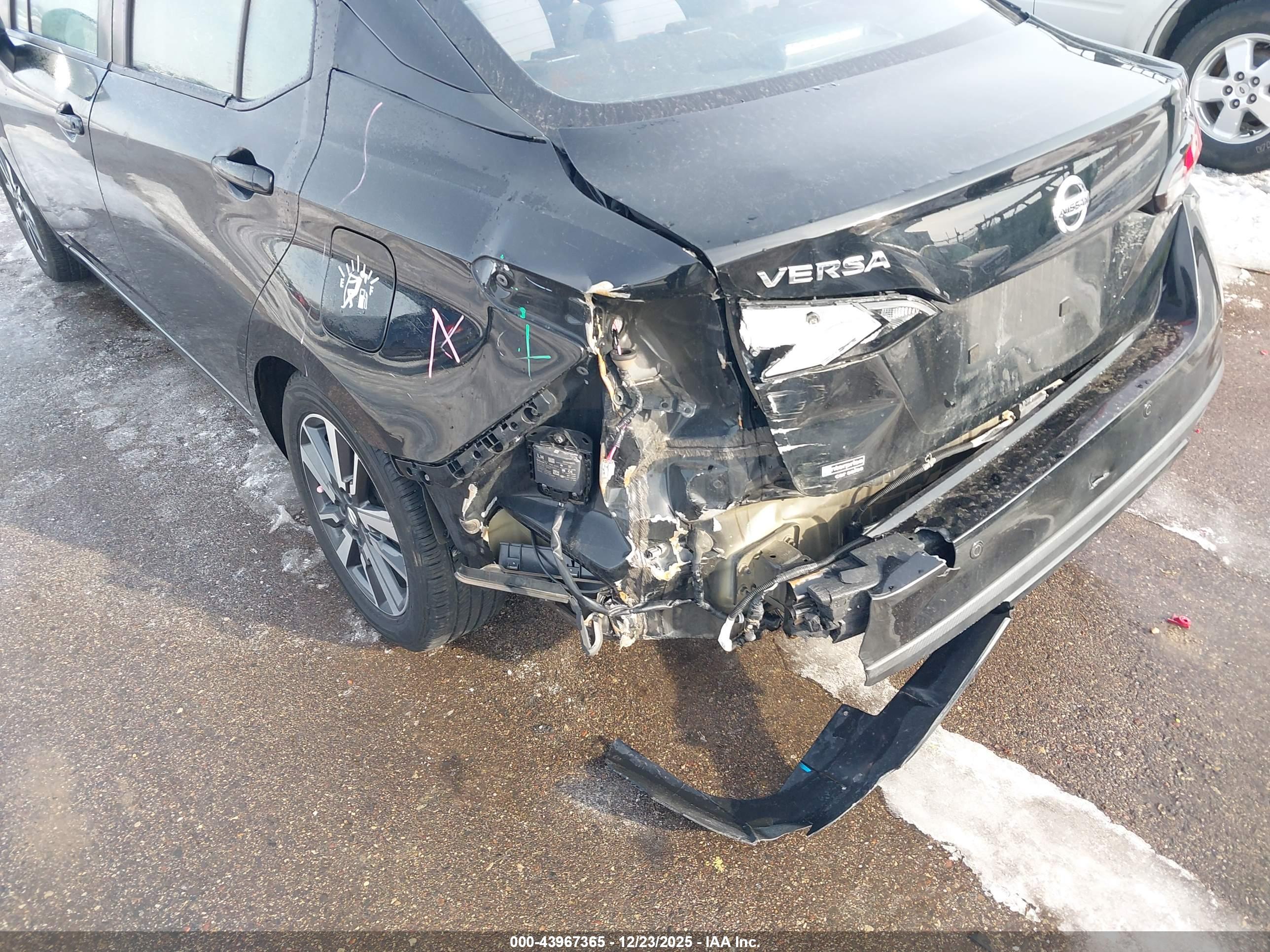 NISSAN VERSA image 6
