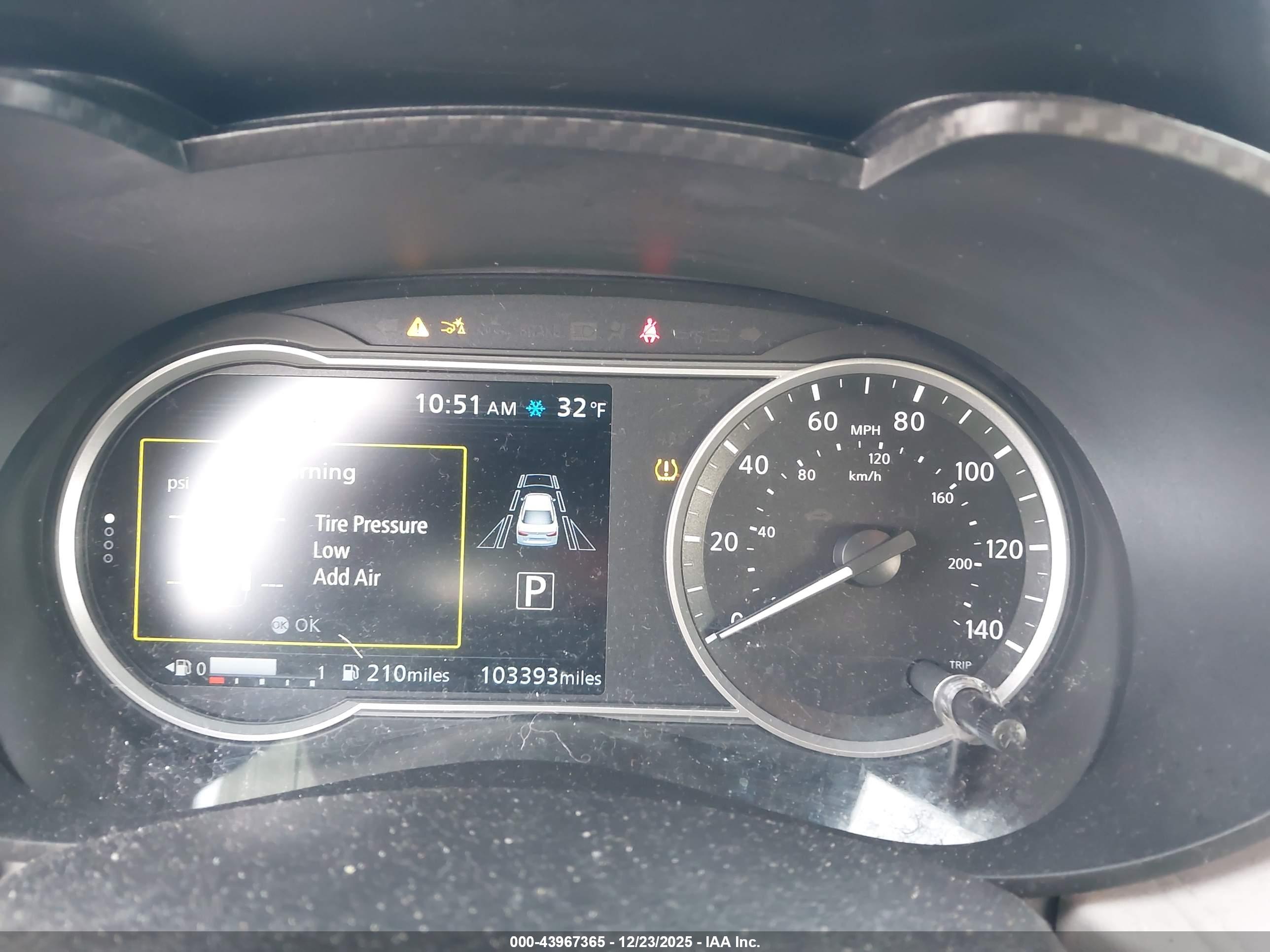 NISSAN VERSA image 7