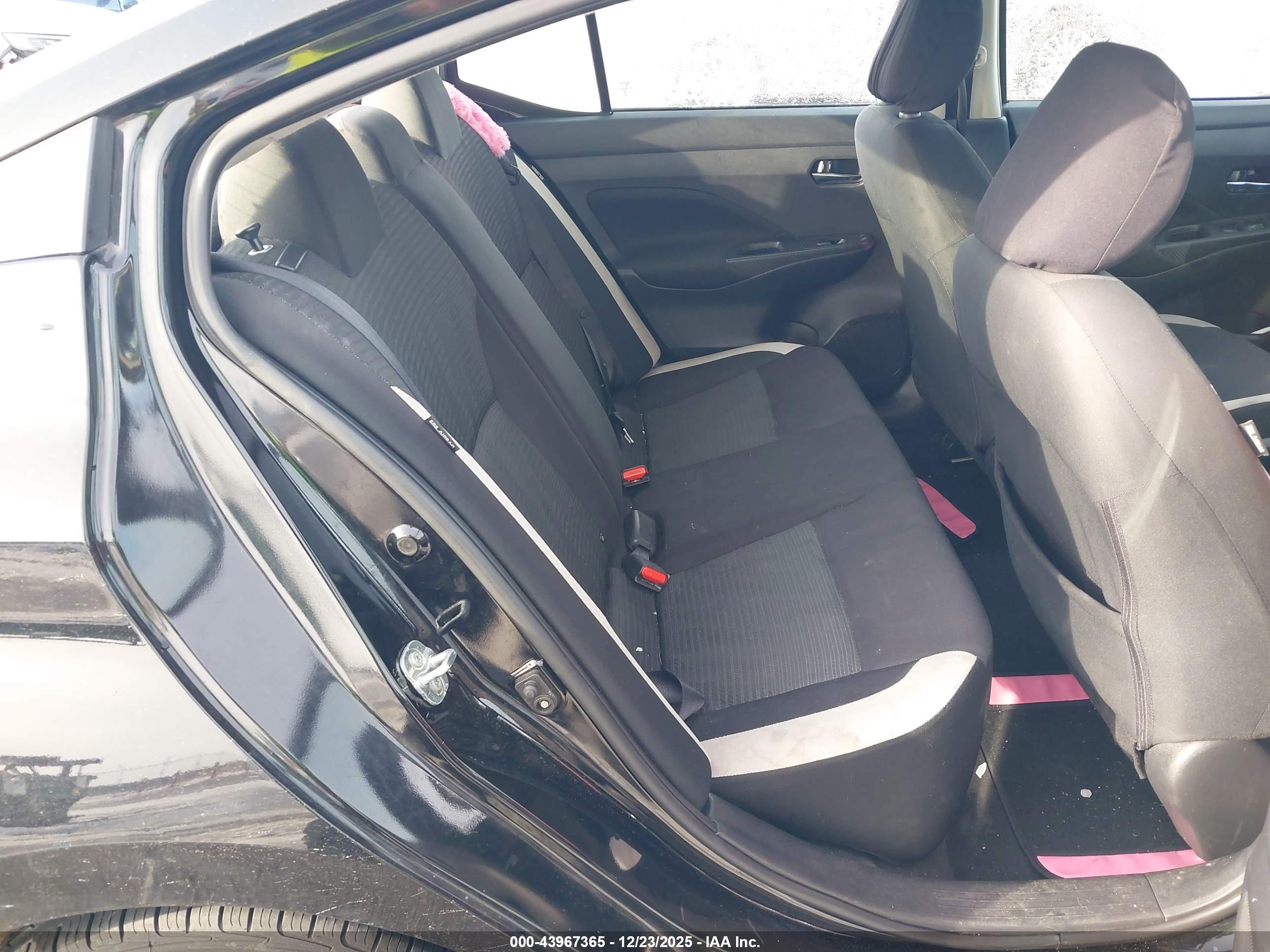 NISSAN VERSA image 8