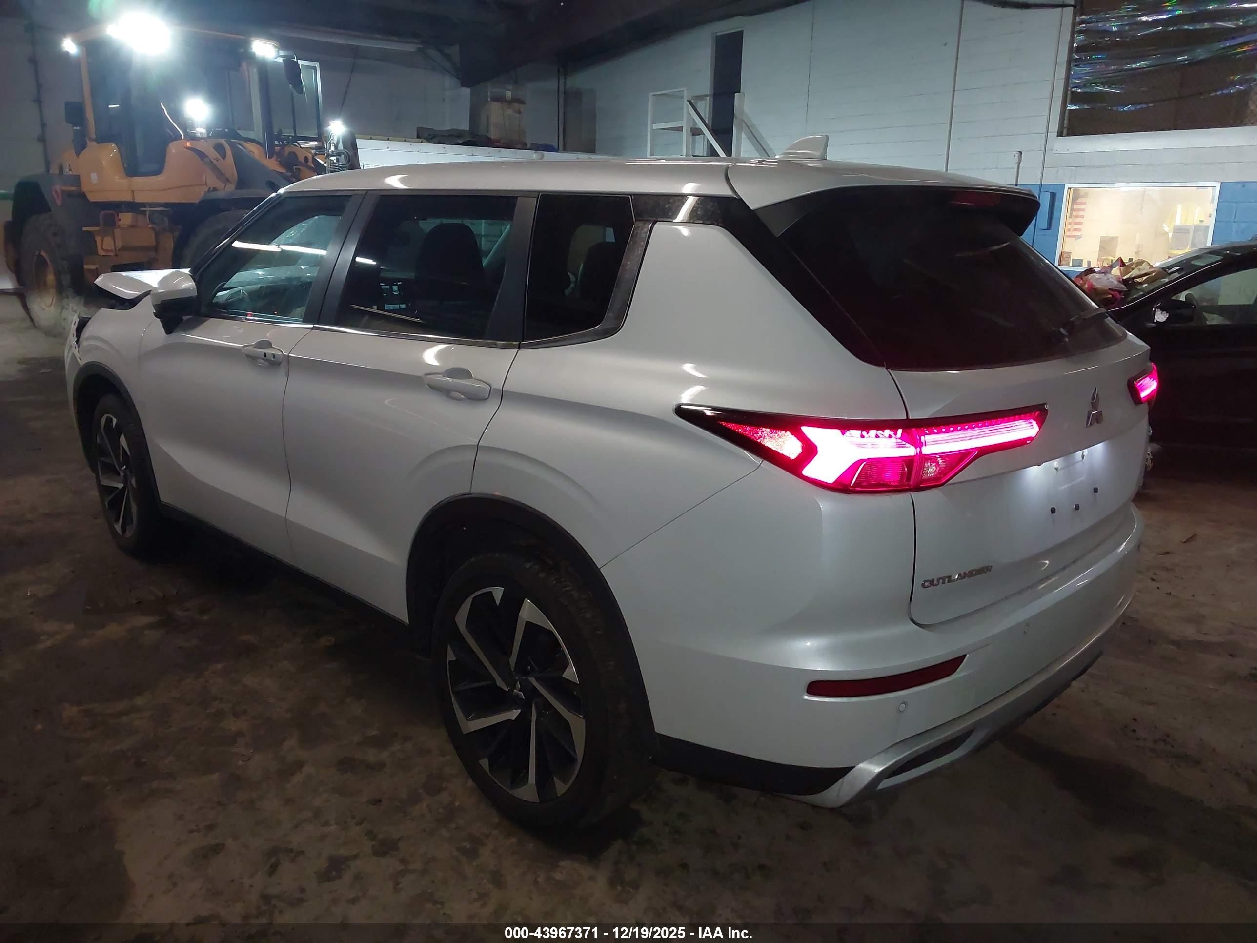 MITSUBISHI OUTLANDER image 3