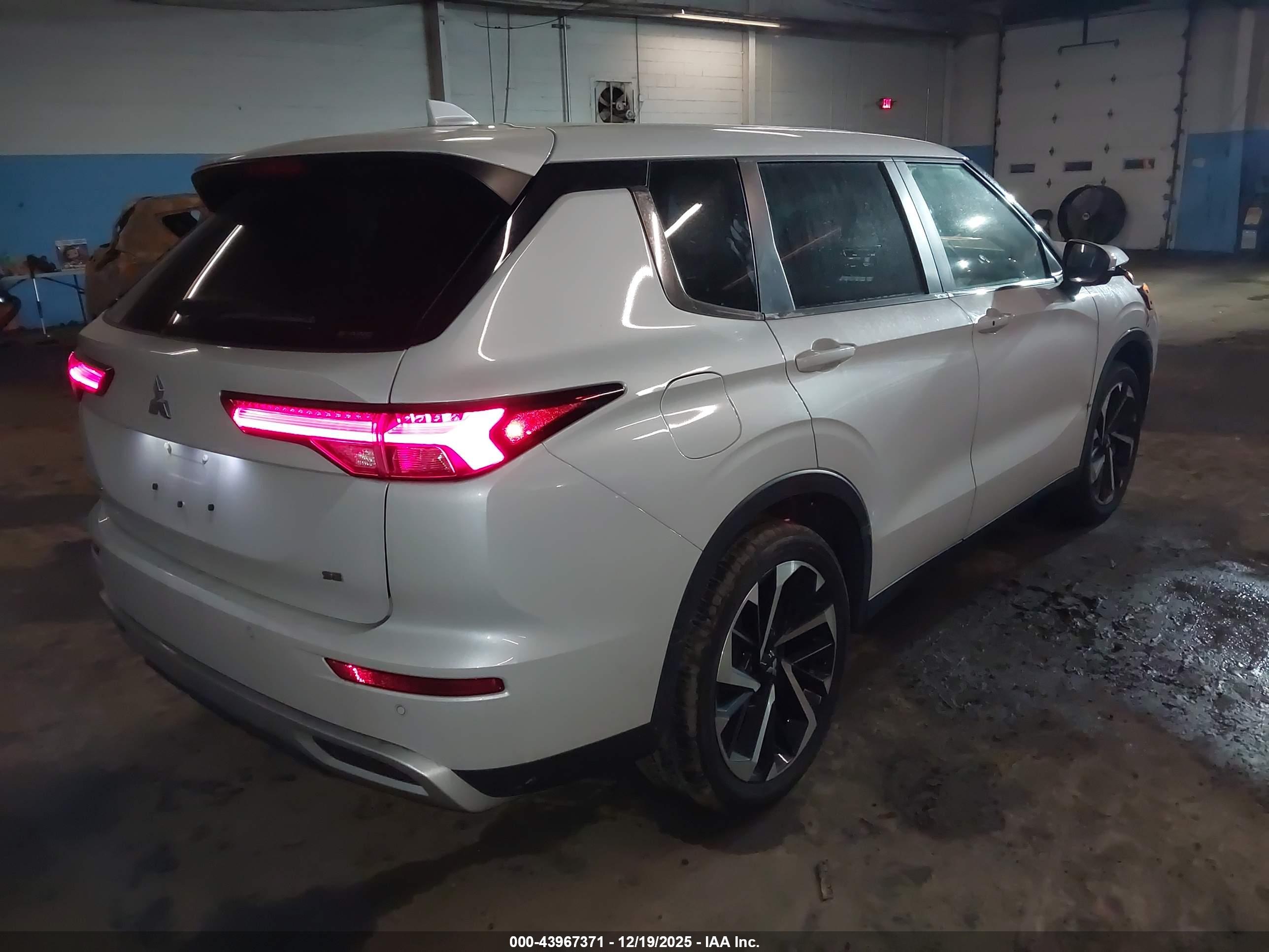 MITSUBISHI OUTLANDER image 4
