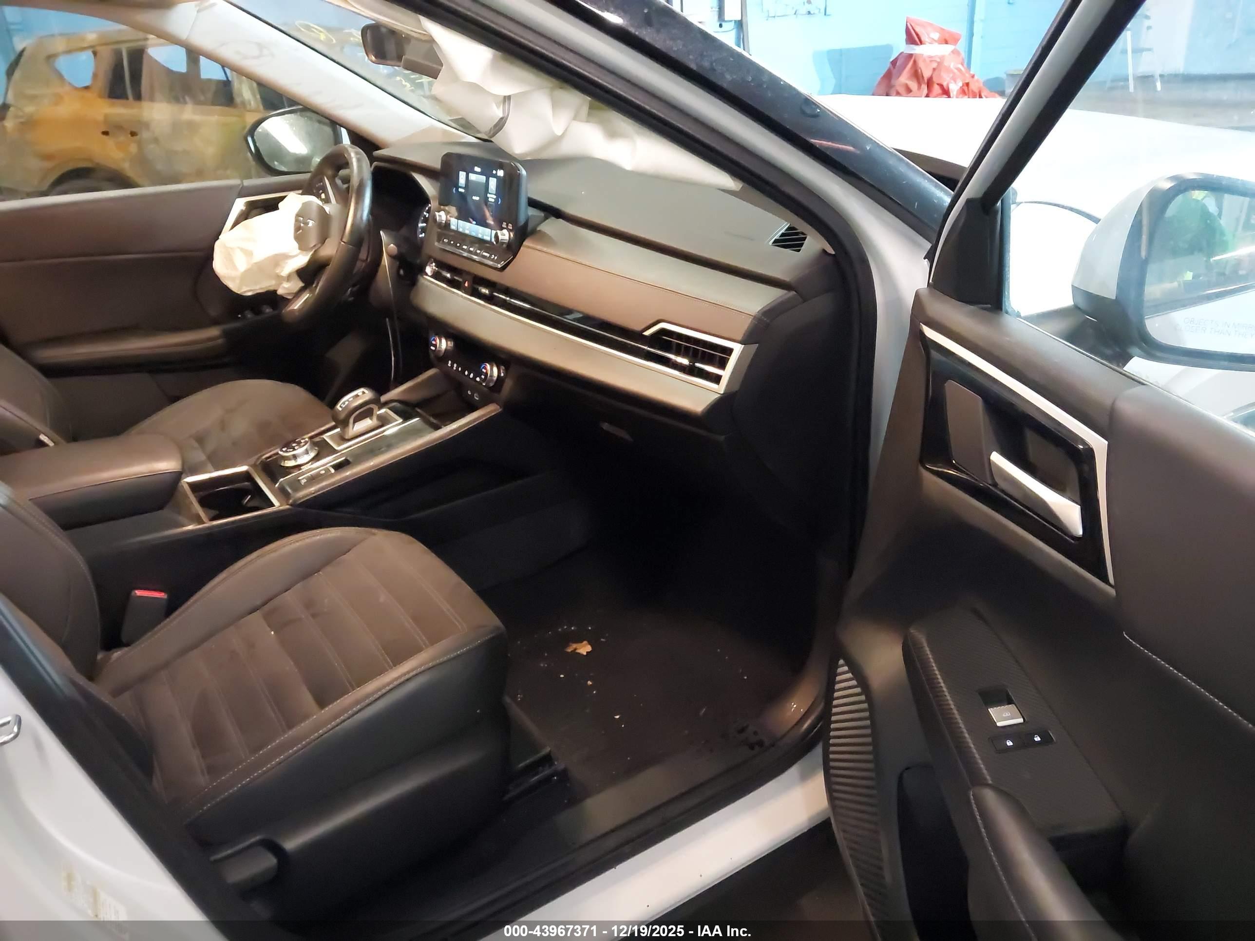 MITSUBISHI OUTLANDER image 5