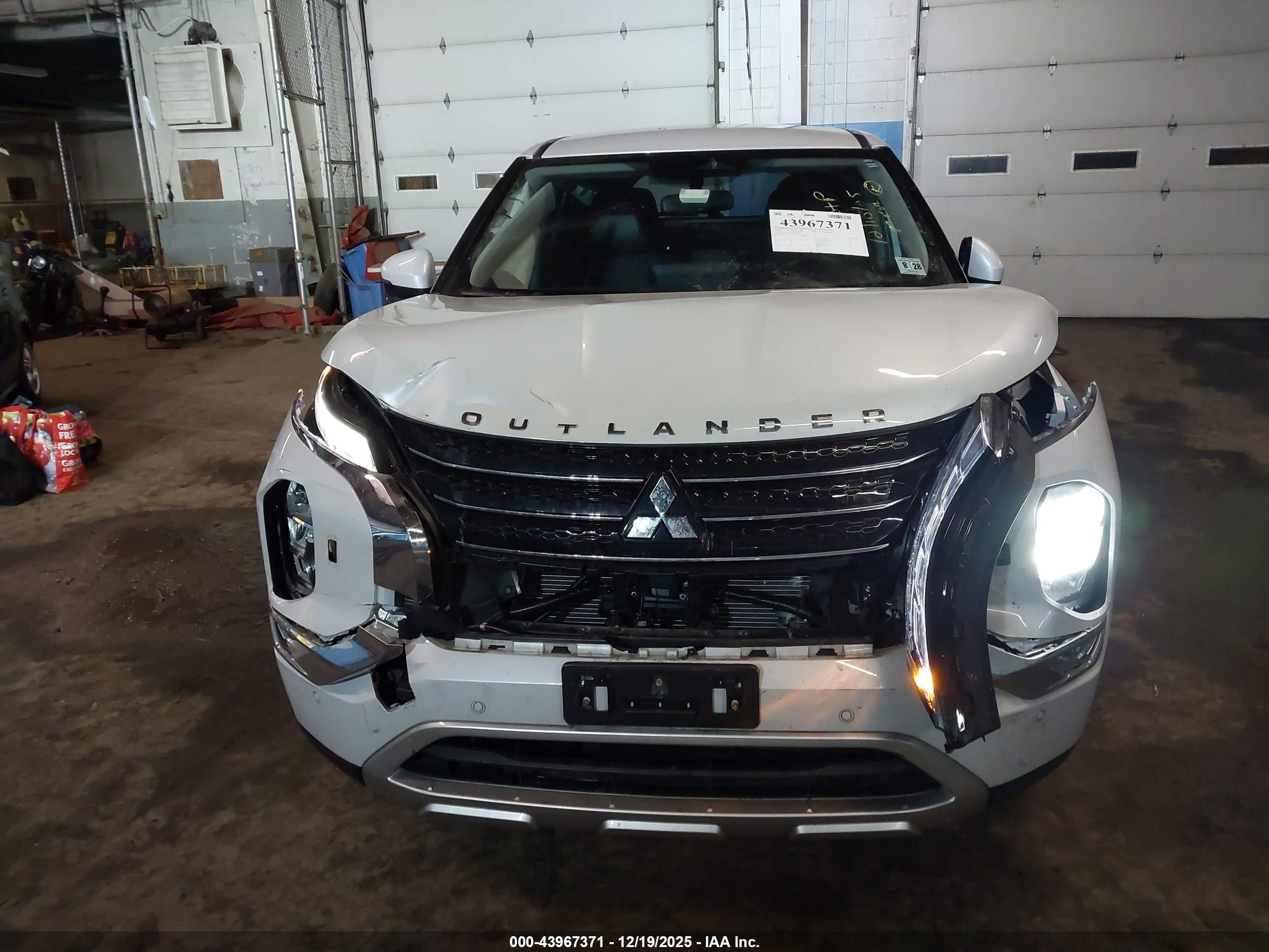 MITSUBISHI OUTLANDER image 6