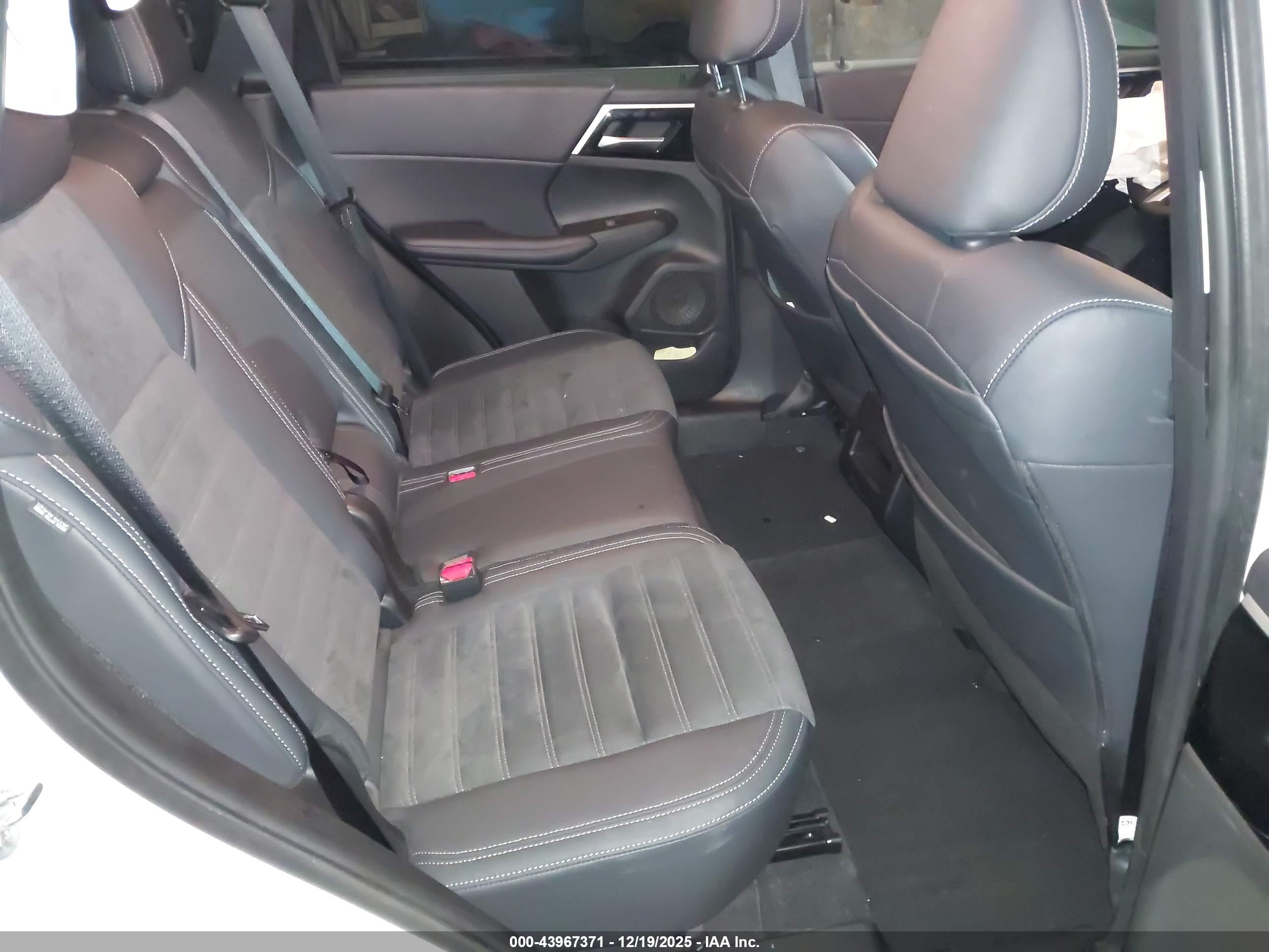 MITSUBISHI OUTLANDER image 8
