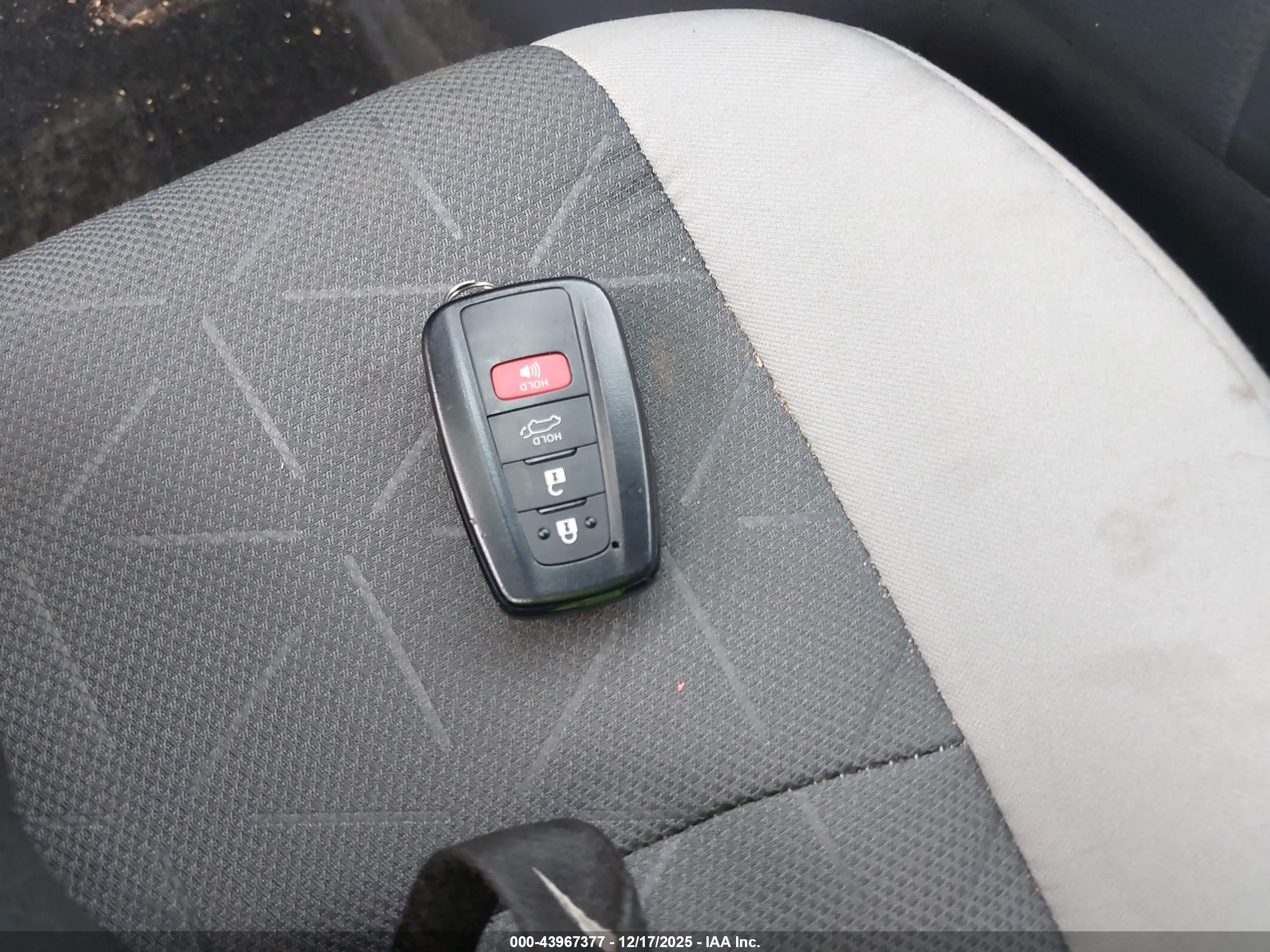 TOYOTA RAV4 image 11