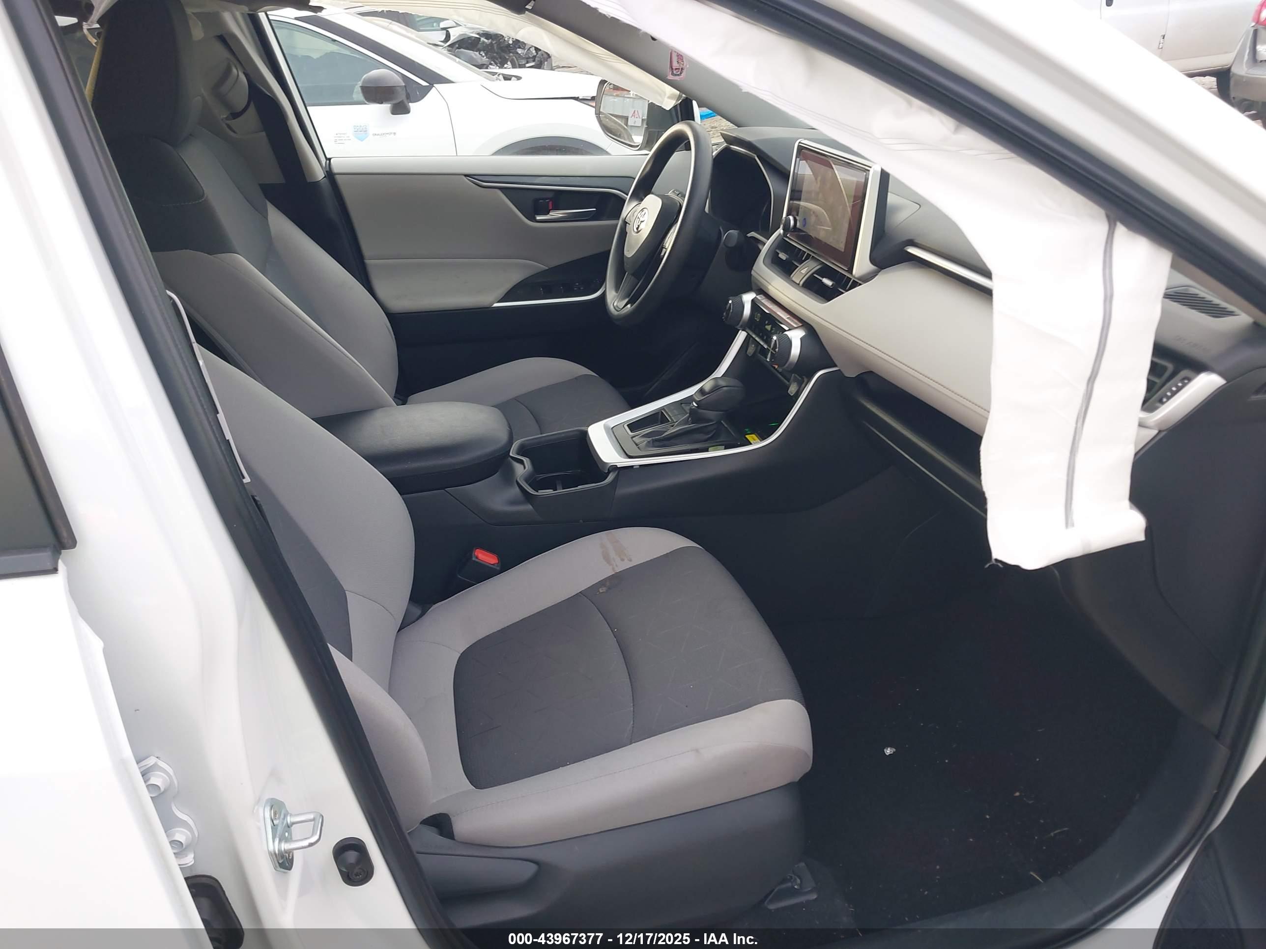 TOYOTA RAV4 image 5