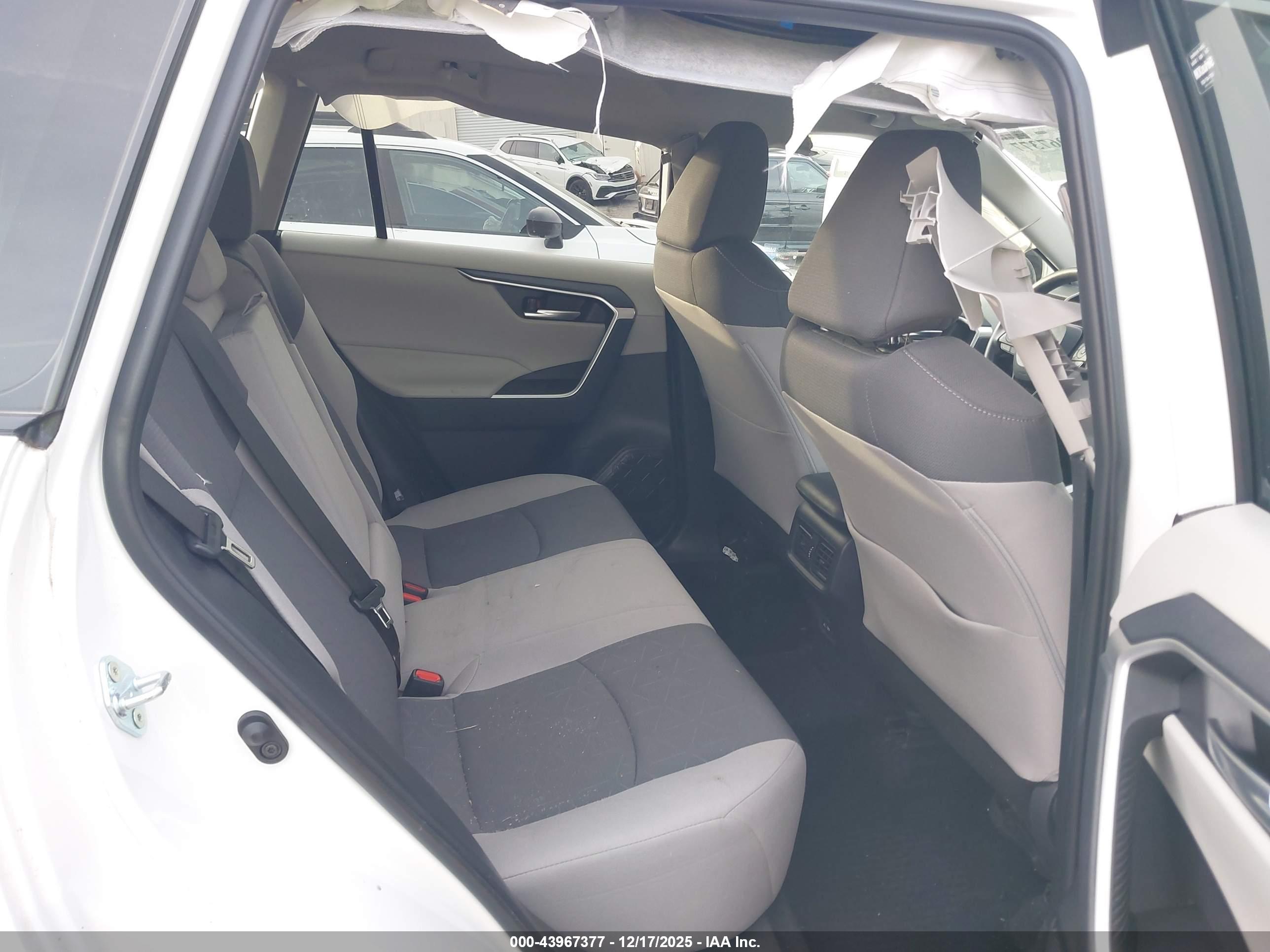 TOYOTA RAV4 image 8
