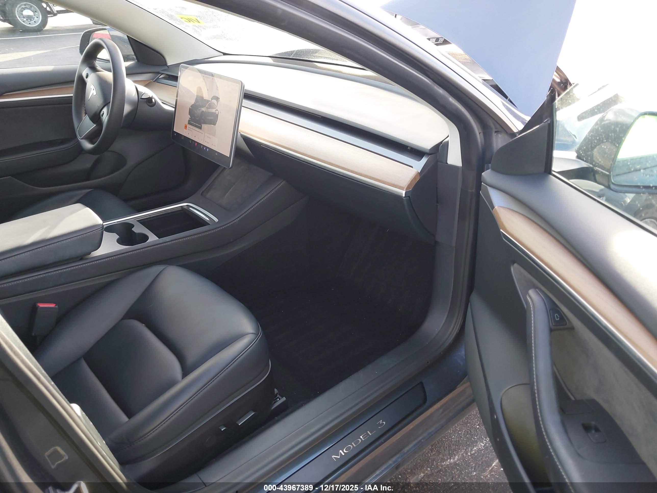 TESLA MODEL image 5