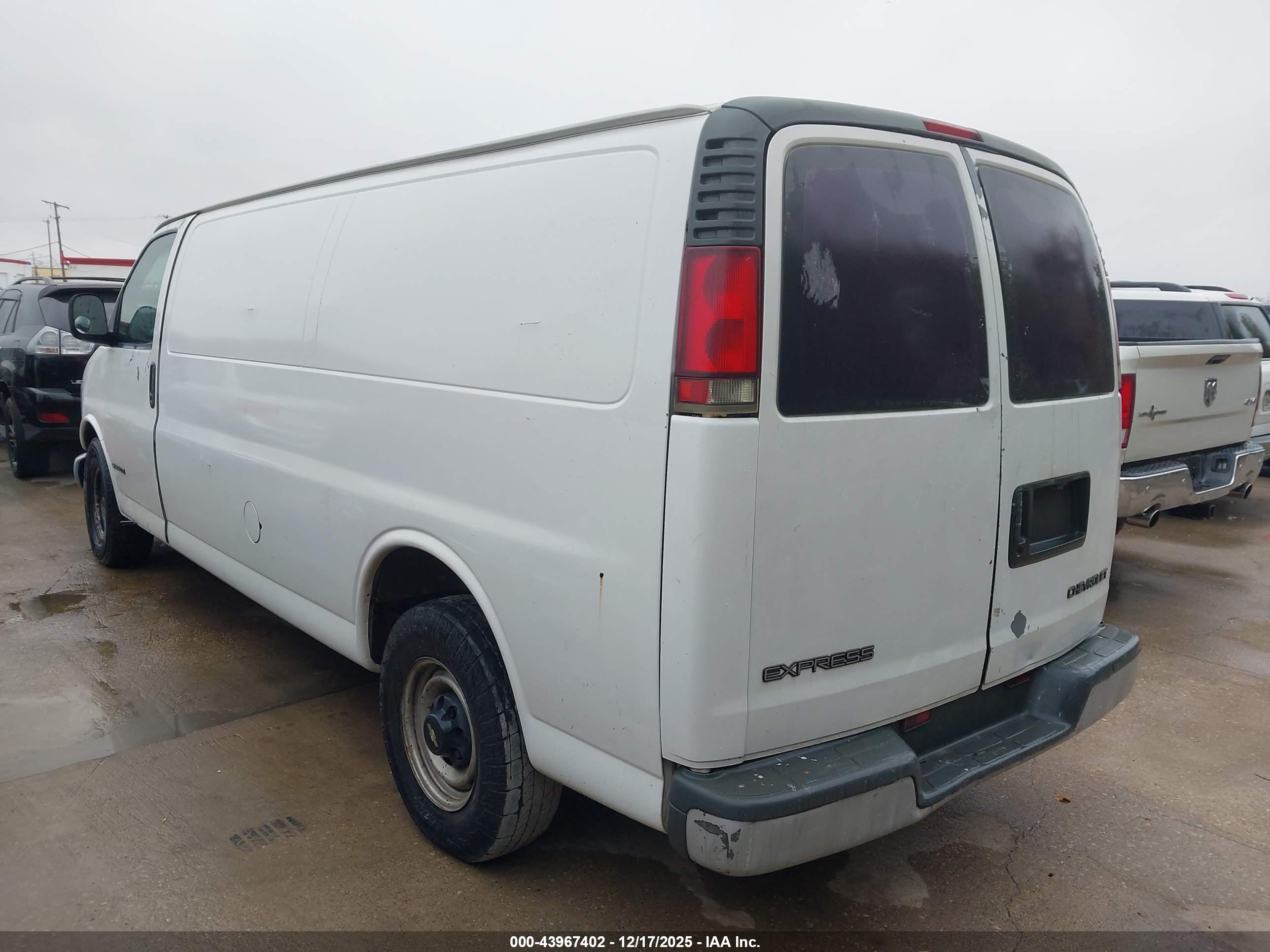 CHEVROLET EXPRESS image 3