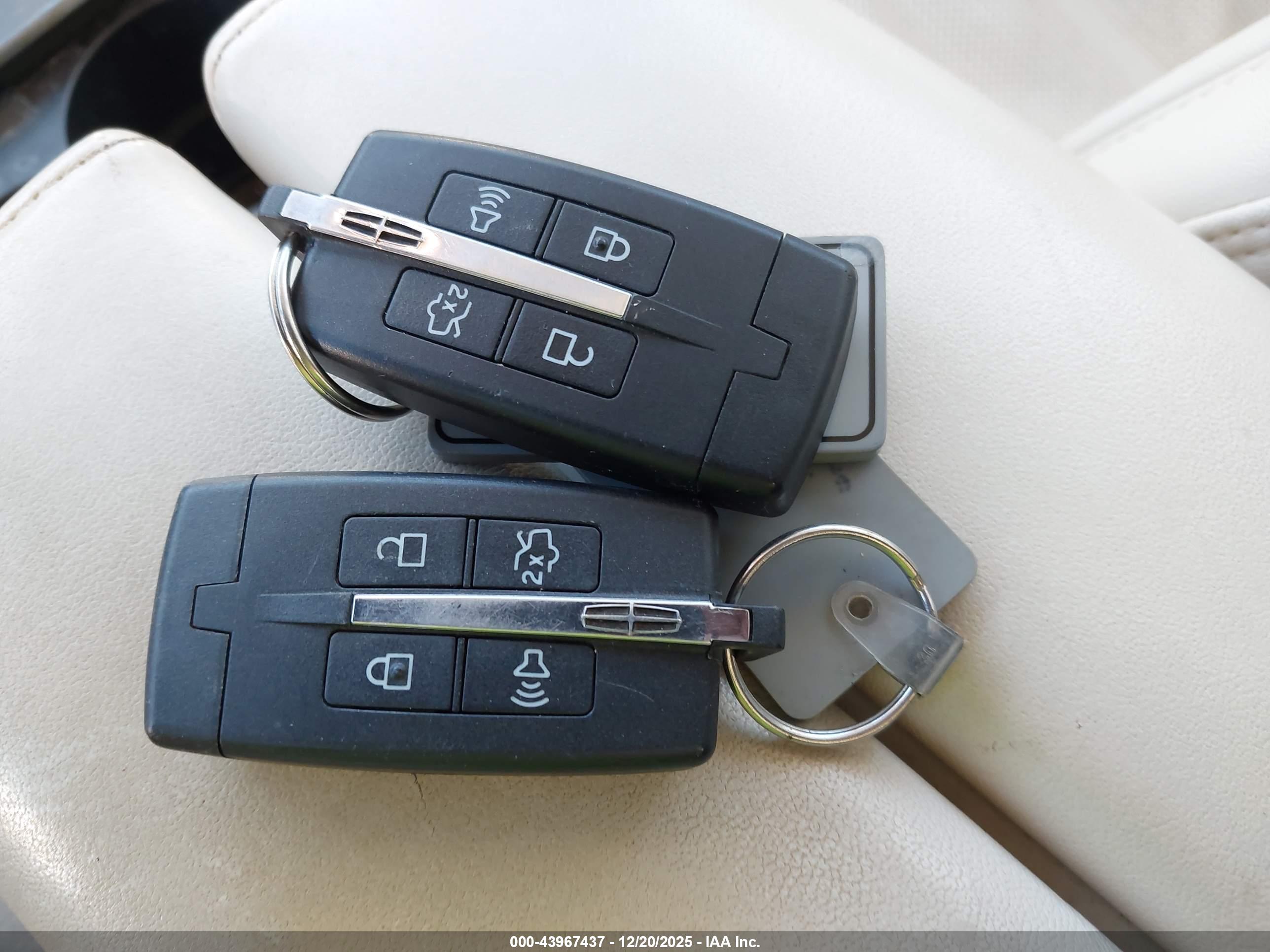 LINCOLN MKS image 11