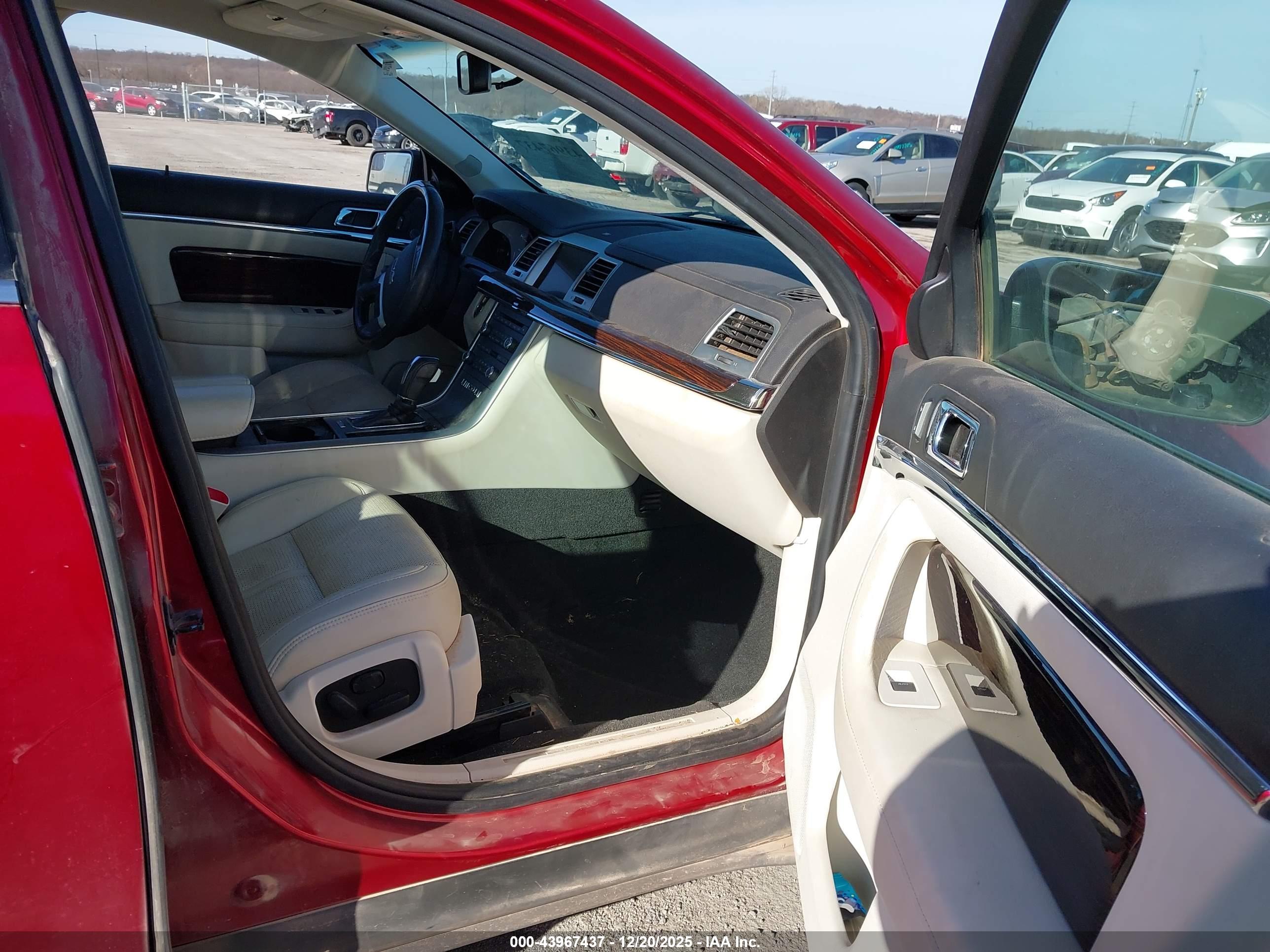 LINCOLN MKS image 5