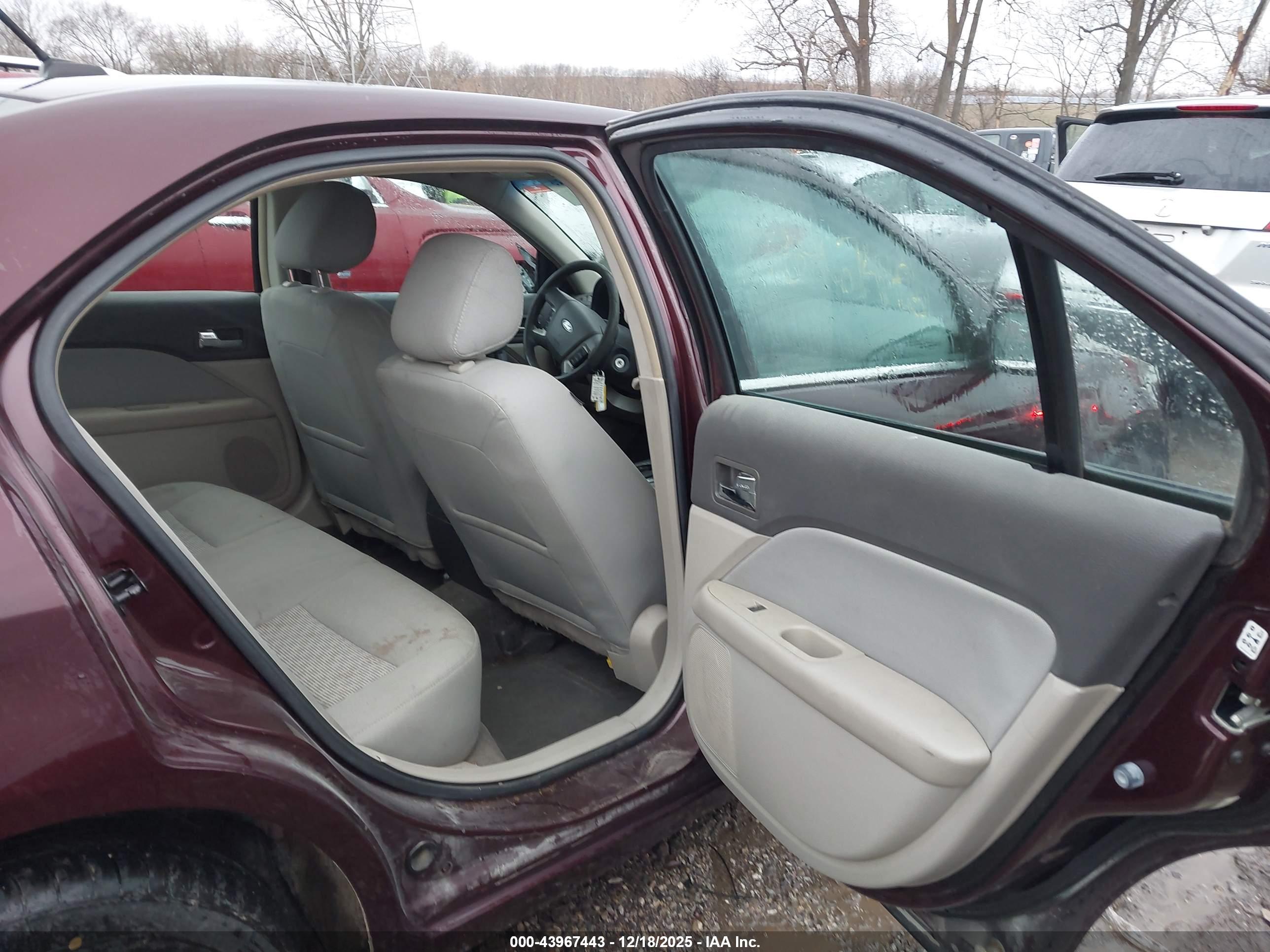 FORD FUSION image 8