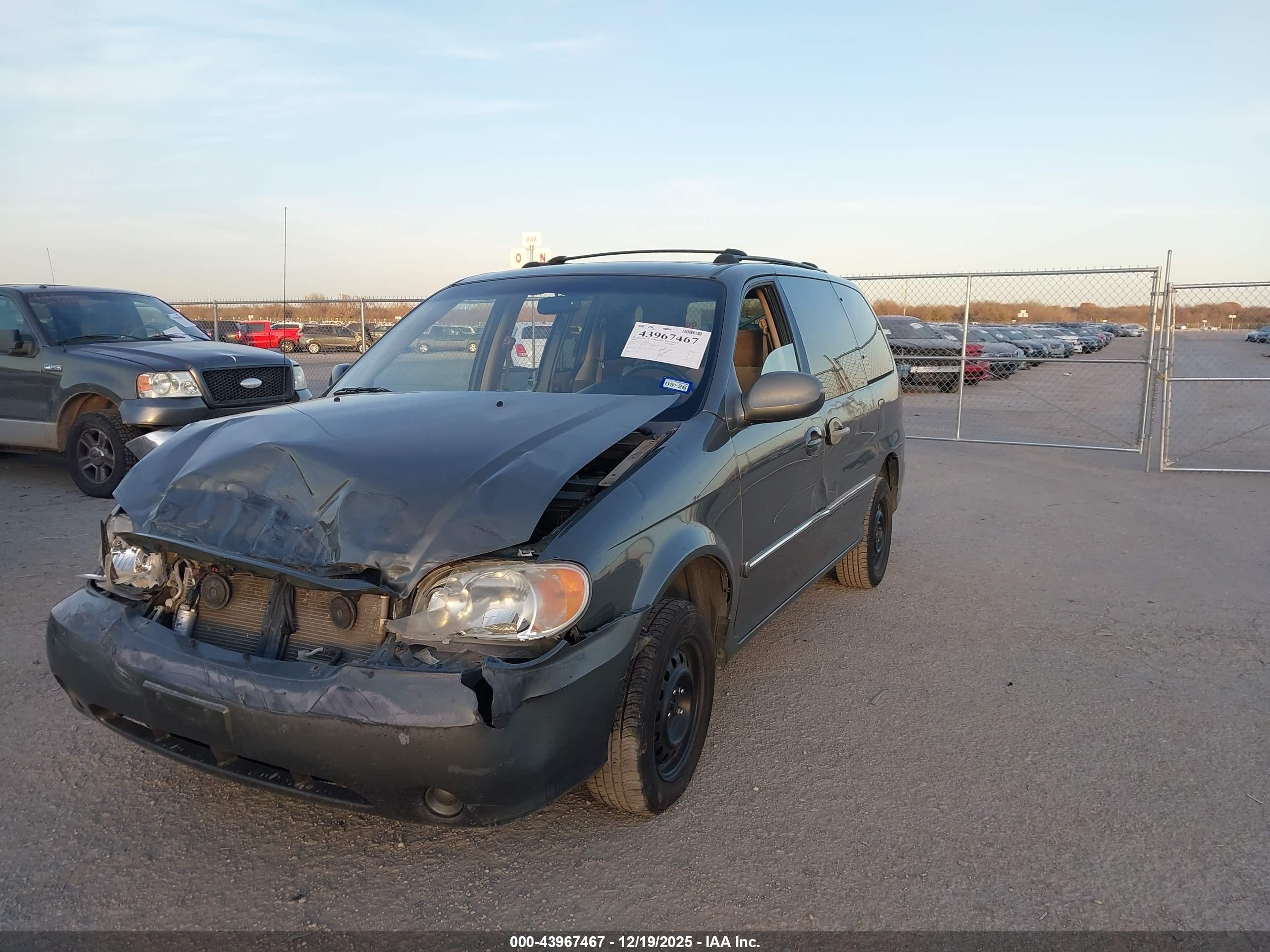 KIA SEDONA image 2