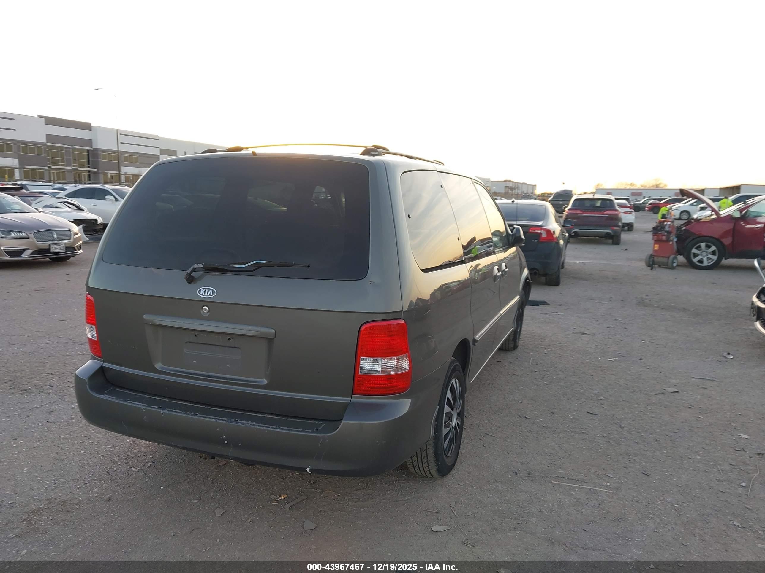 KIA SEDONA image 4