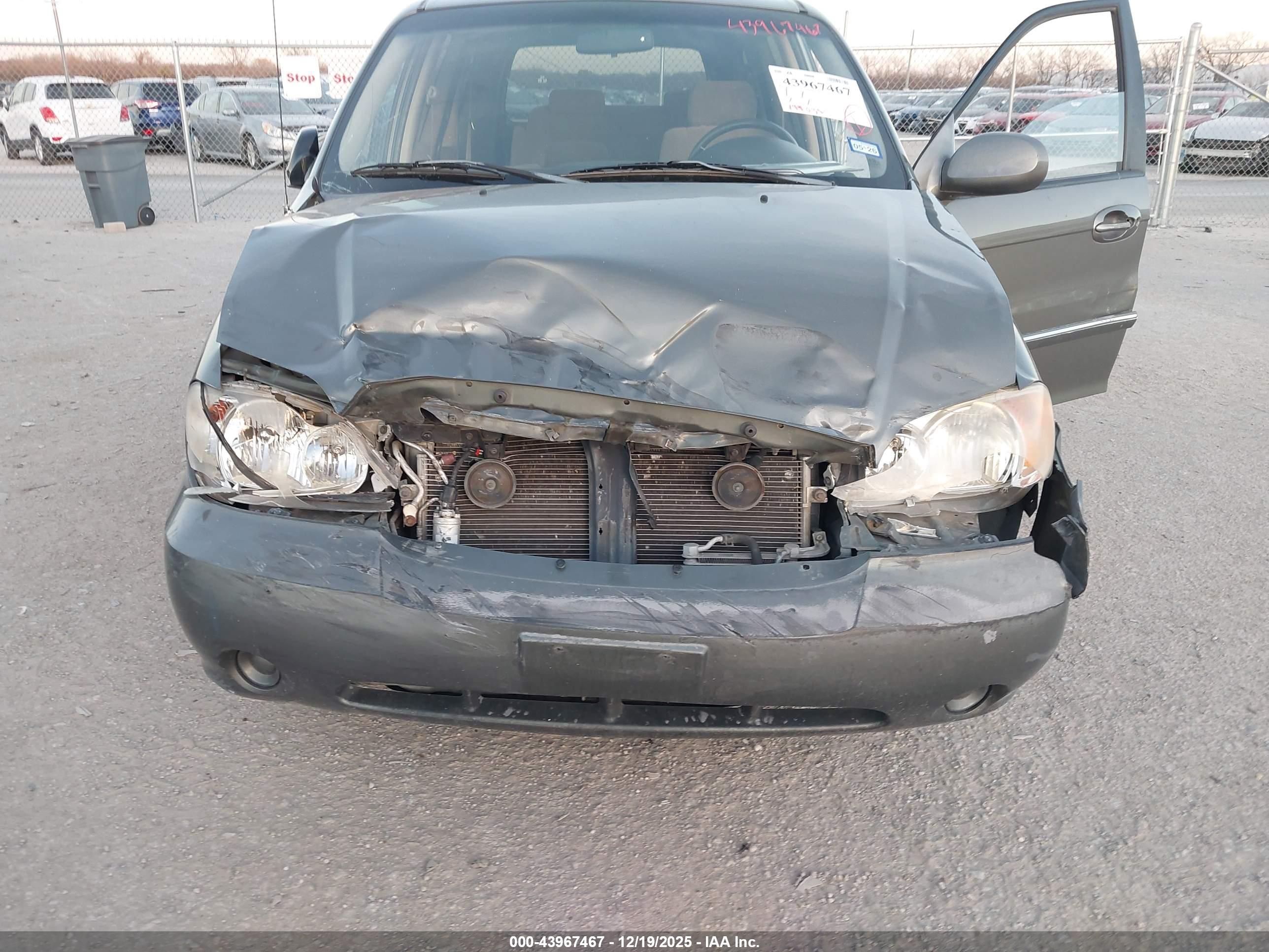 KIA SEDONA image 6