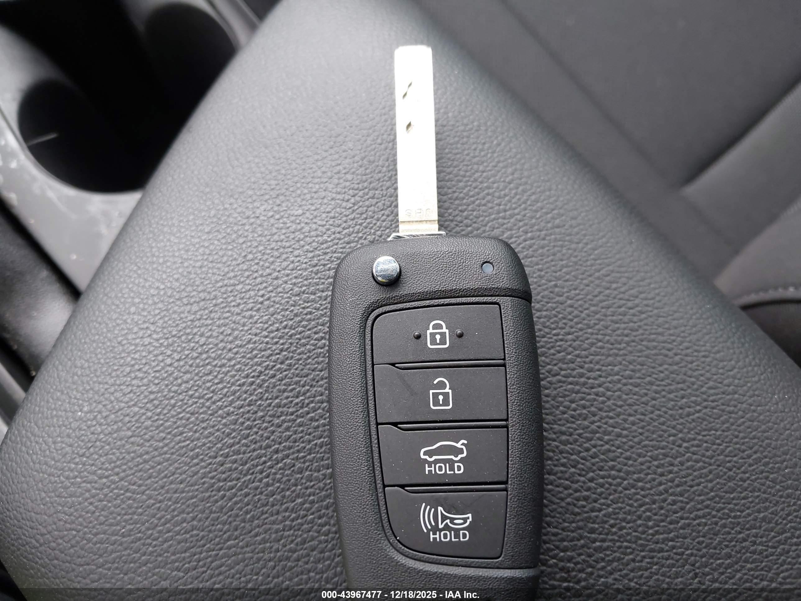 HYUNDAI ELANTRA image 11