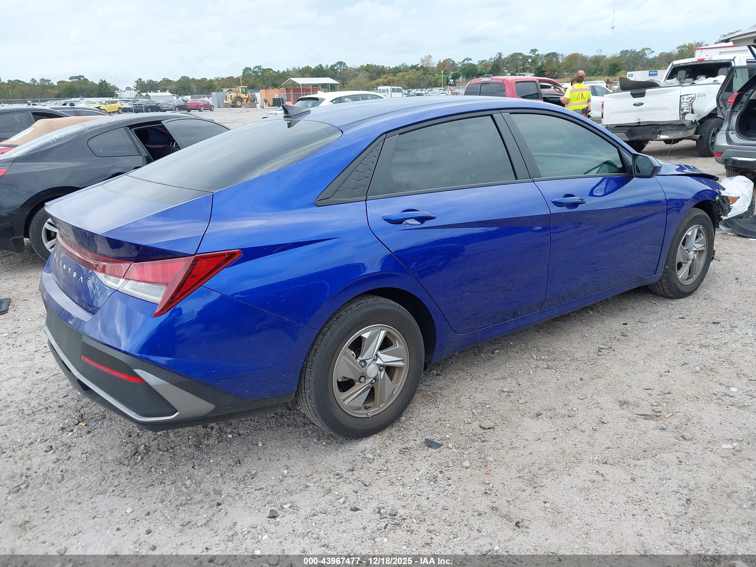 HYUNDAI ELANTRA image 4