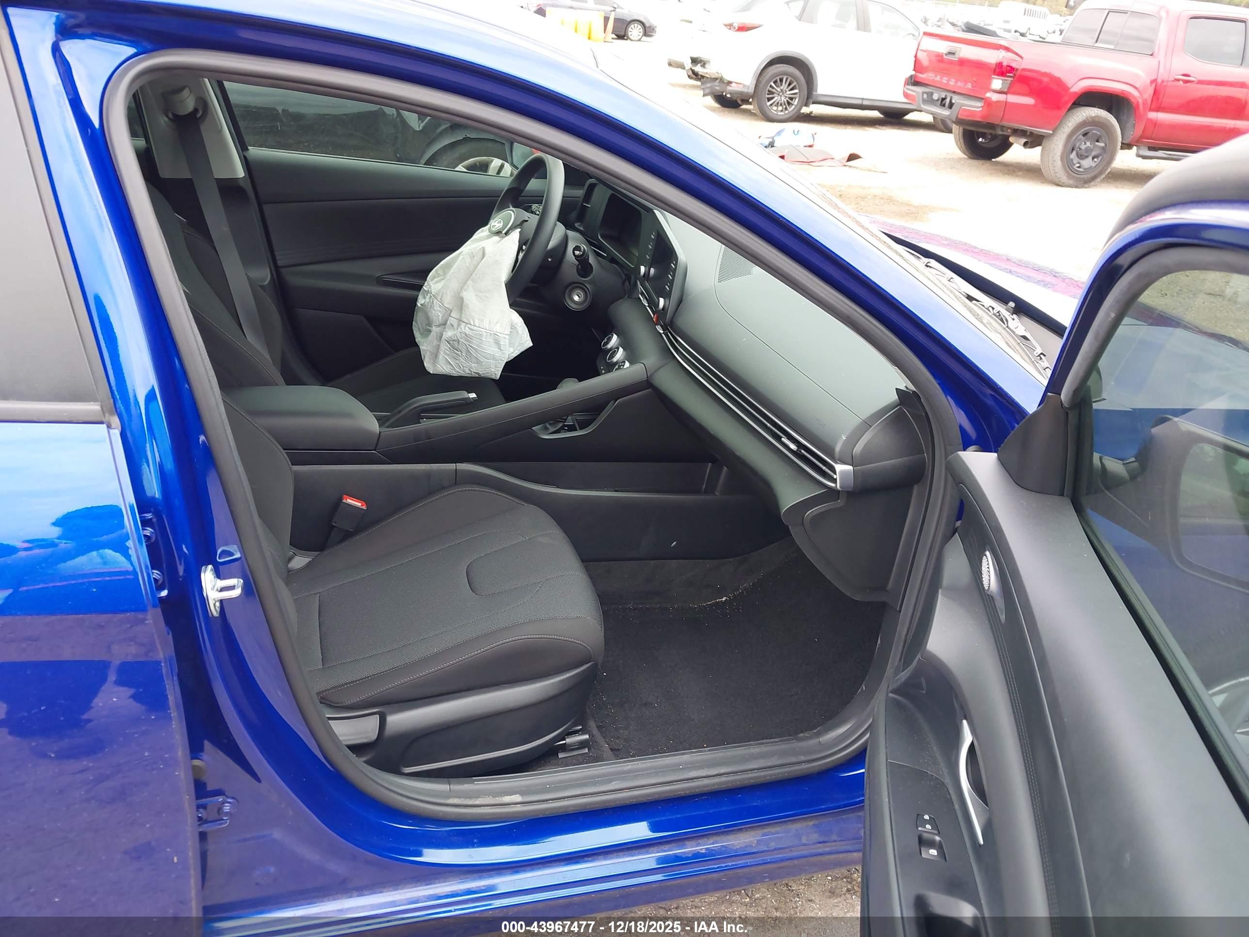 HYUNDAI ELANTRA image 5