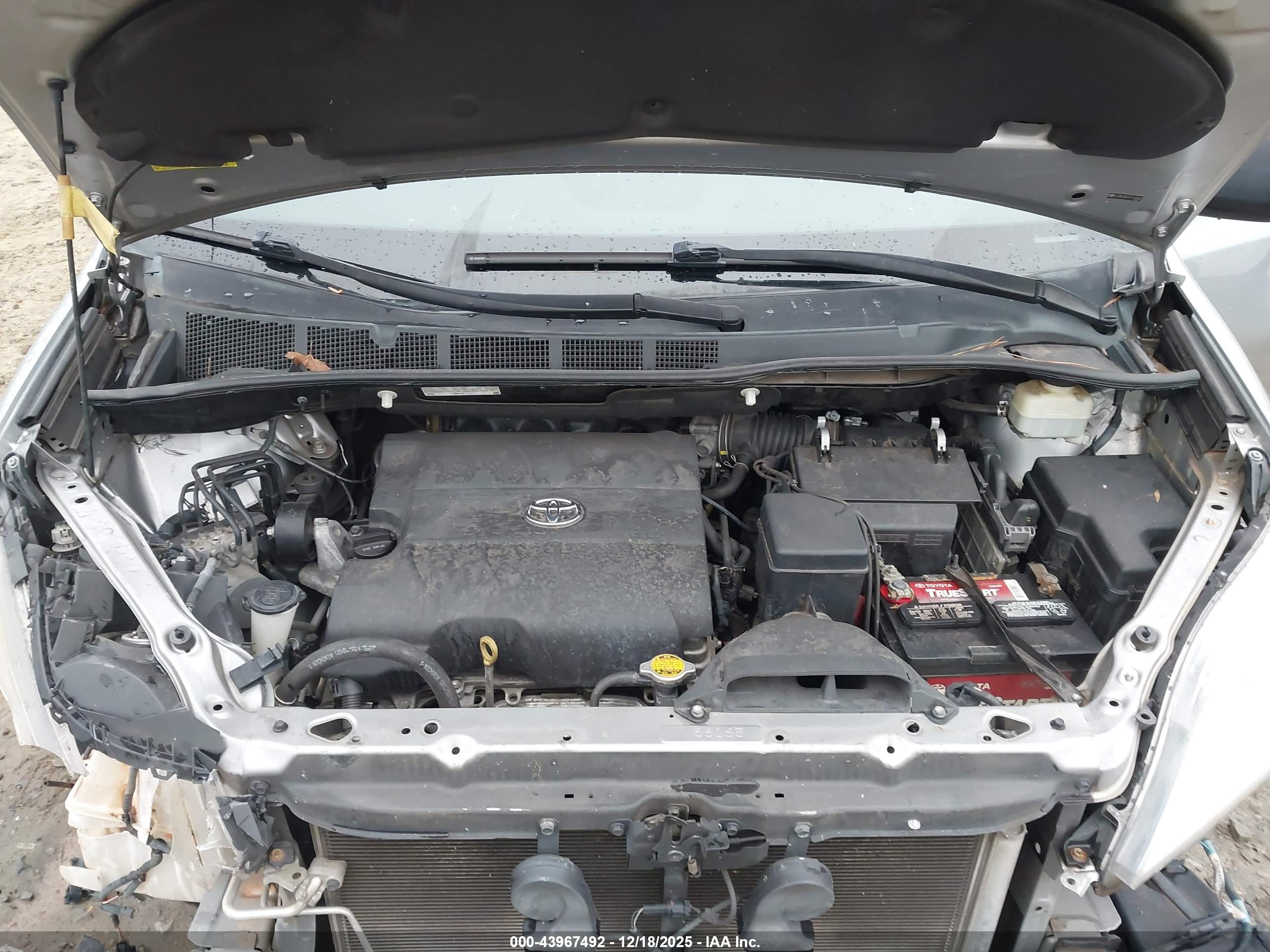 TOYOTA SIENNA image 10