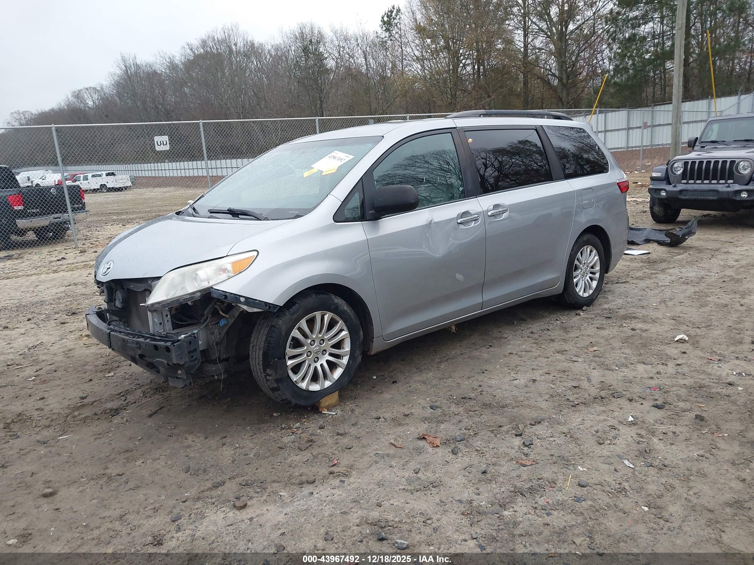 TOYOTA SIENNA image 2