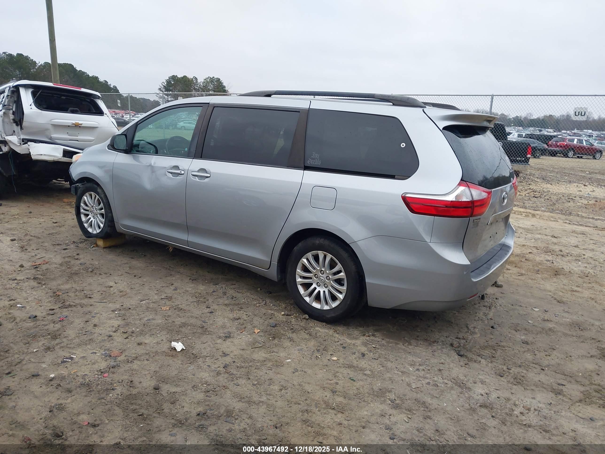 TOYOTA SIENNA image 3
