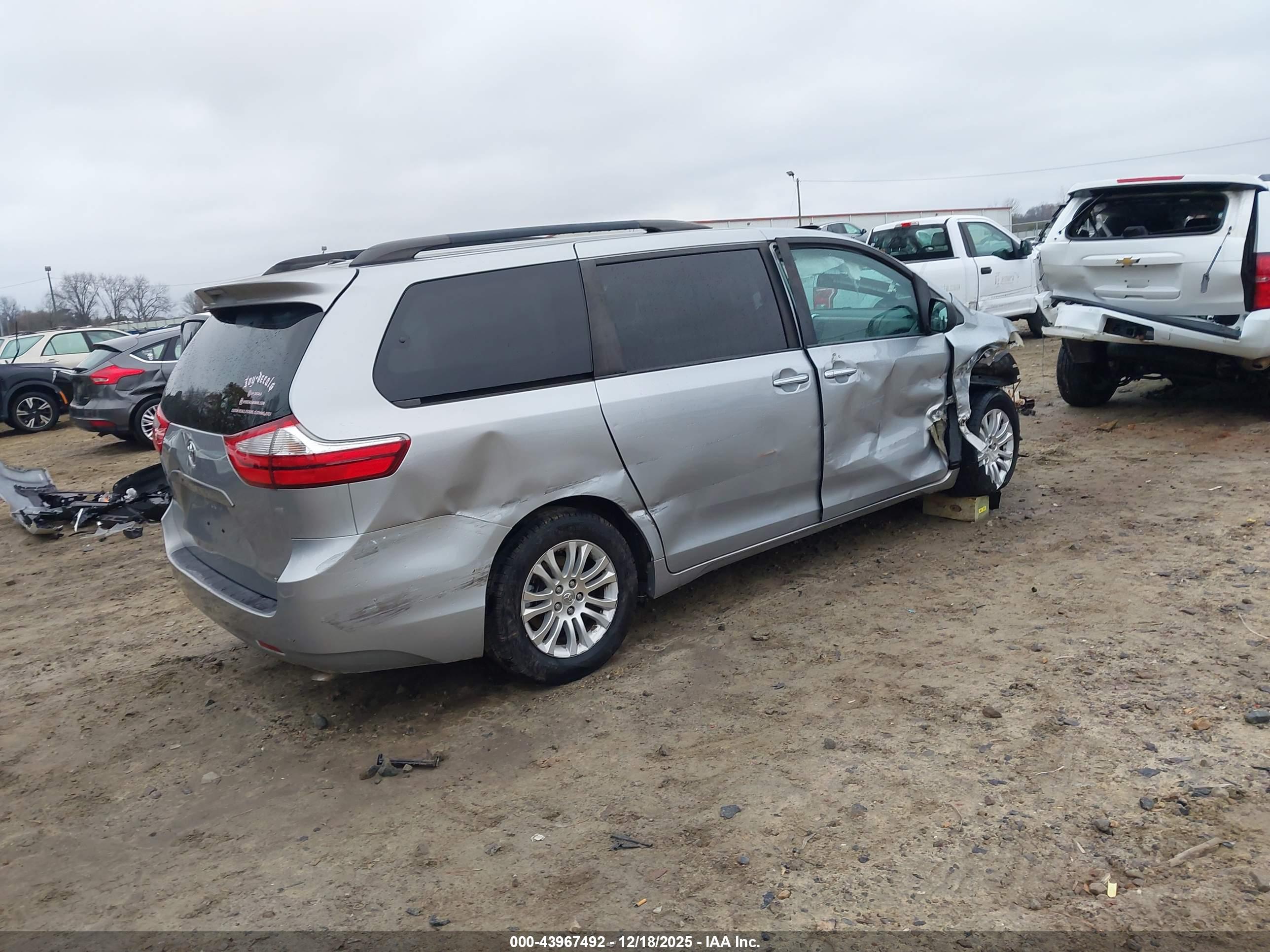 TOYOTA SIENNA image 4