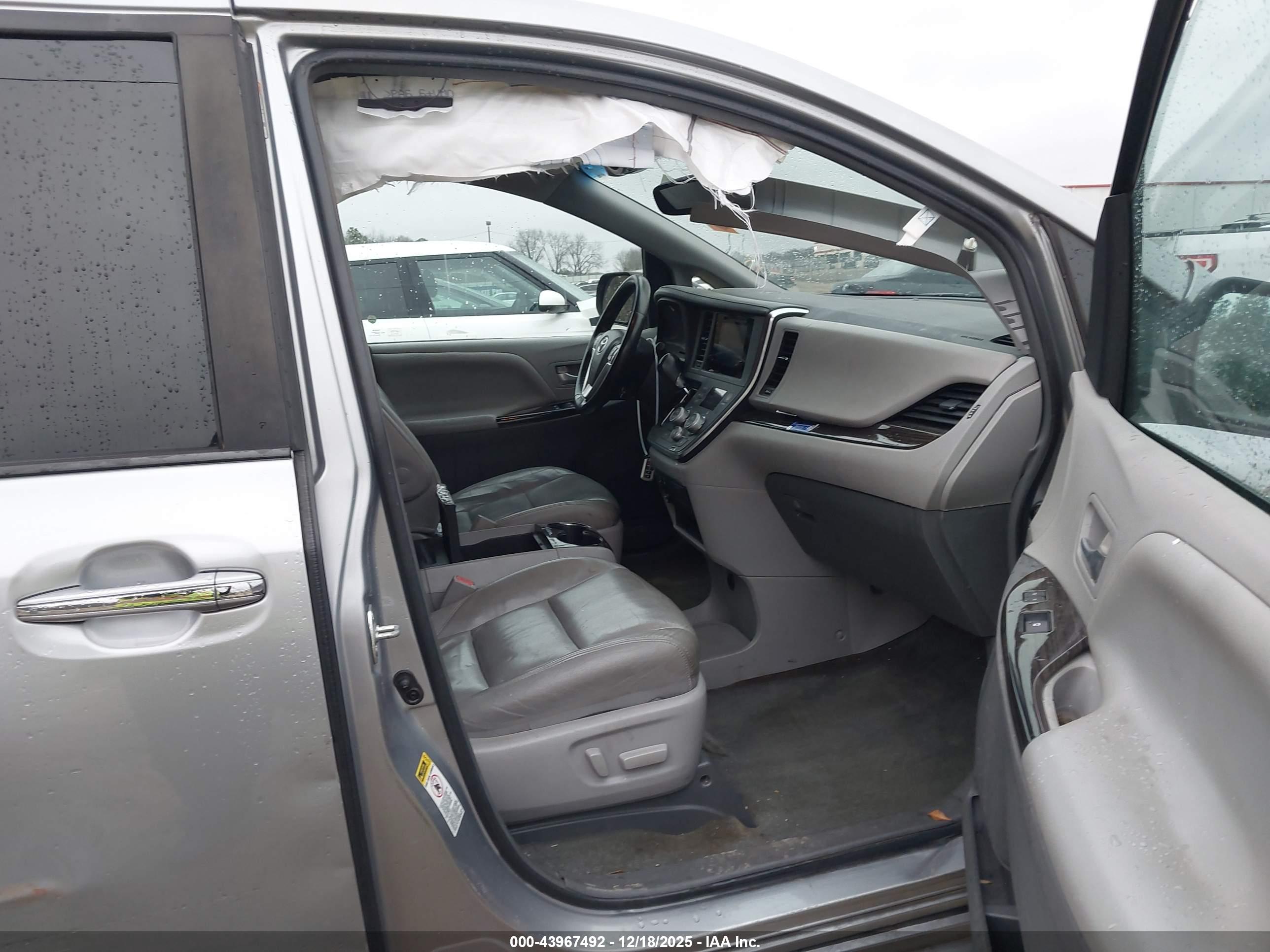 TOYOTA SIENNA image 5