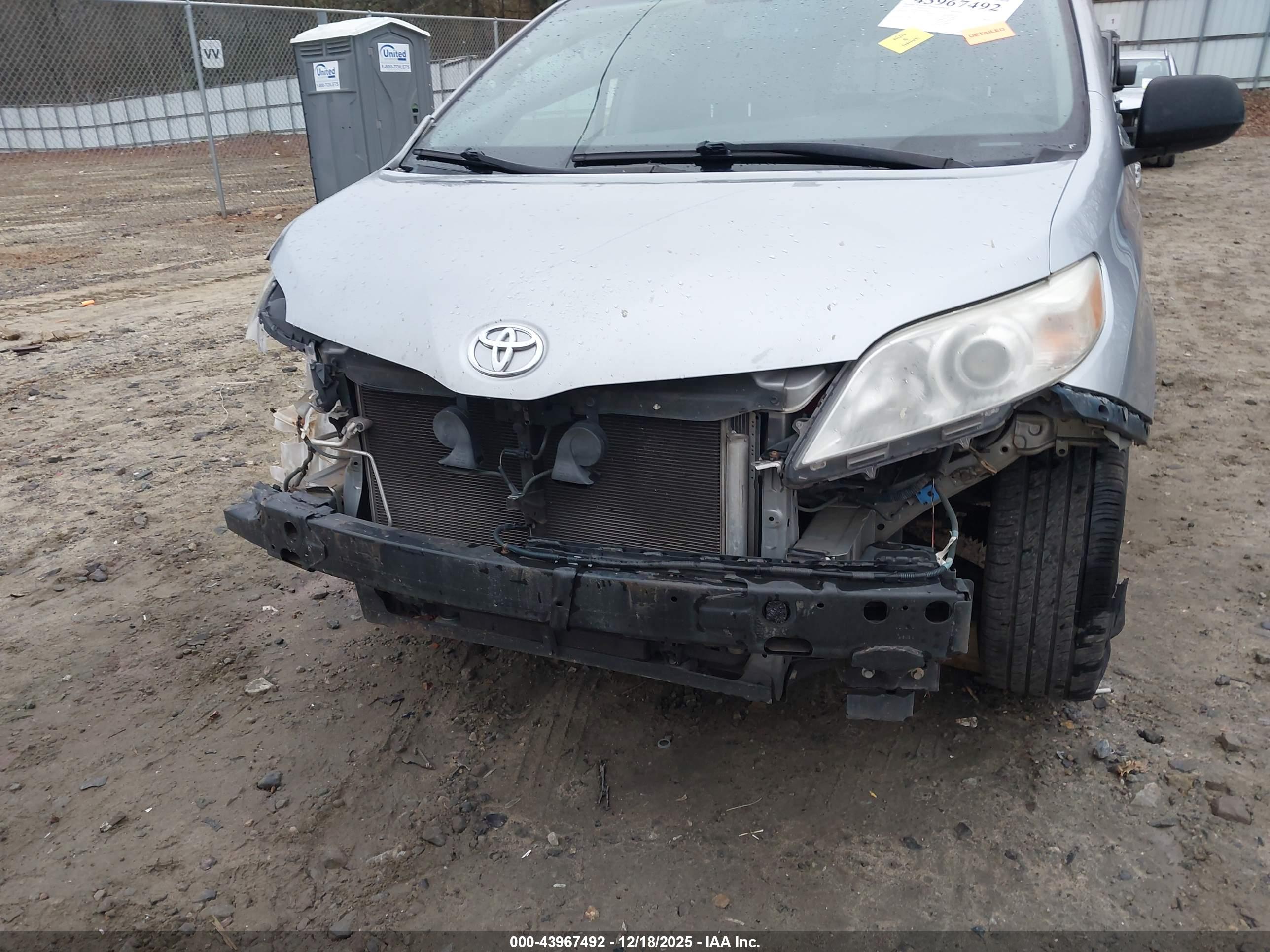 TOYOTA SIENNA image 6