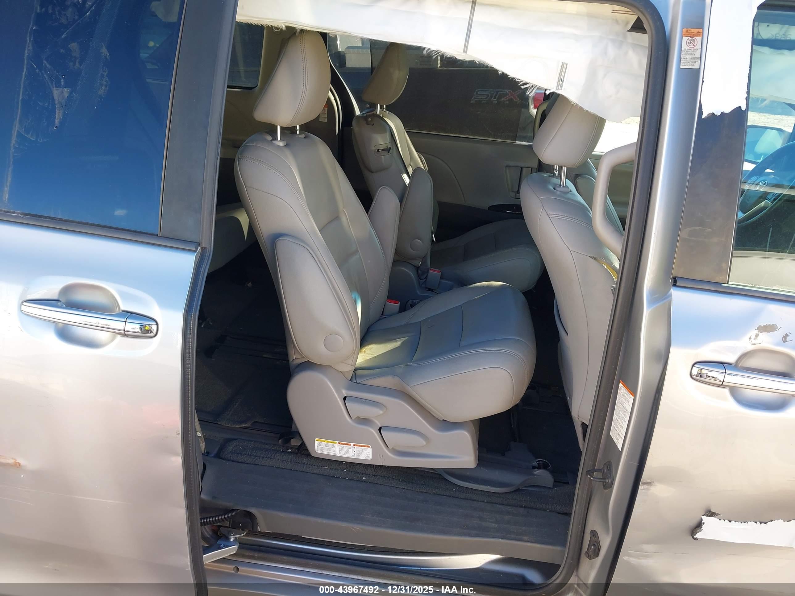TOYOTA SIENNA image 8