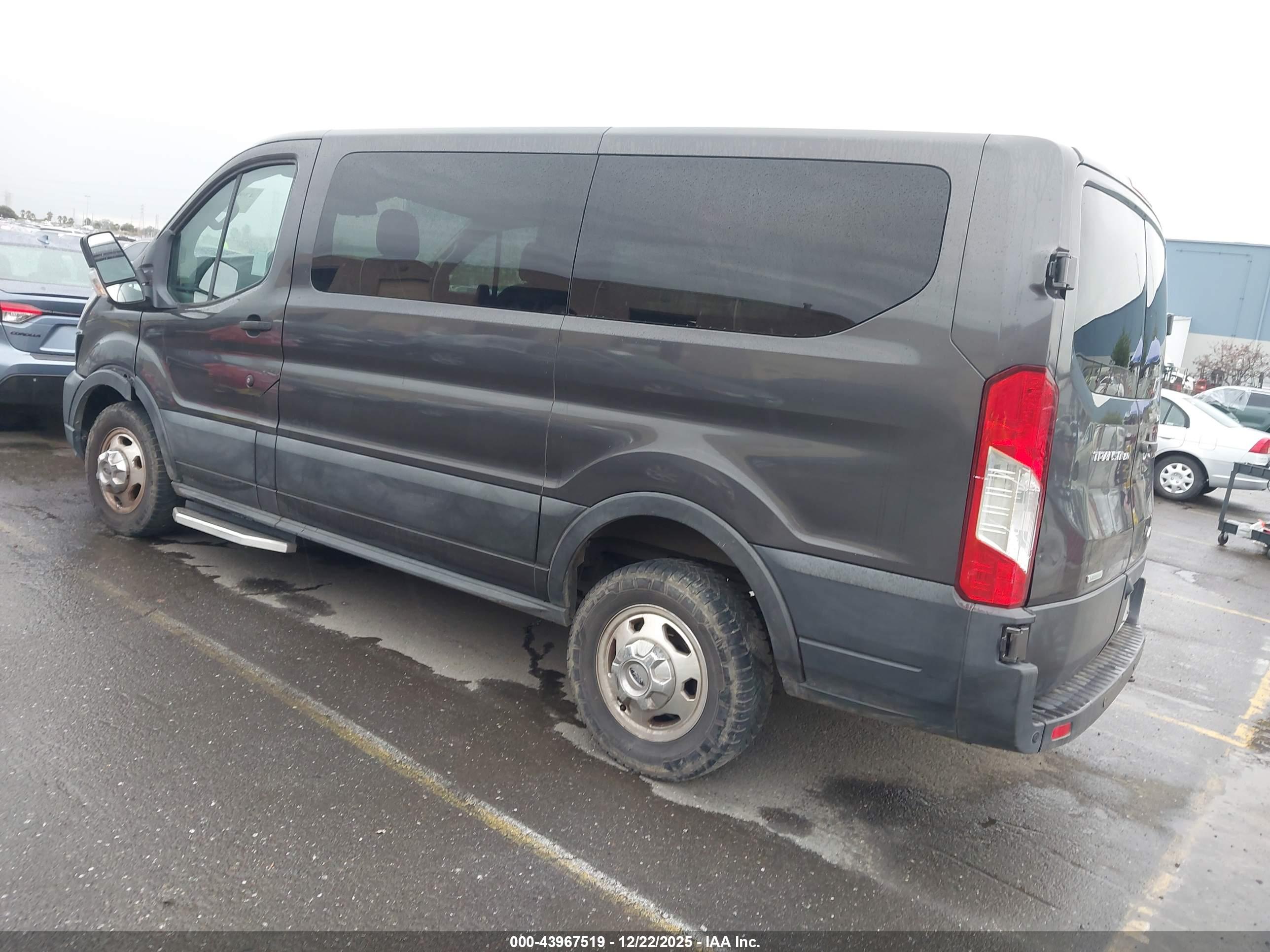FORD TRANSIT-150 image 3