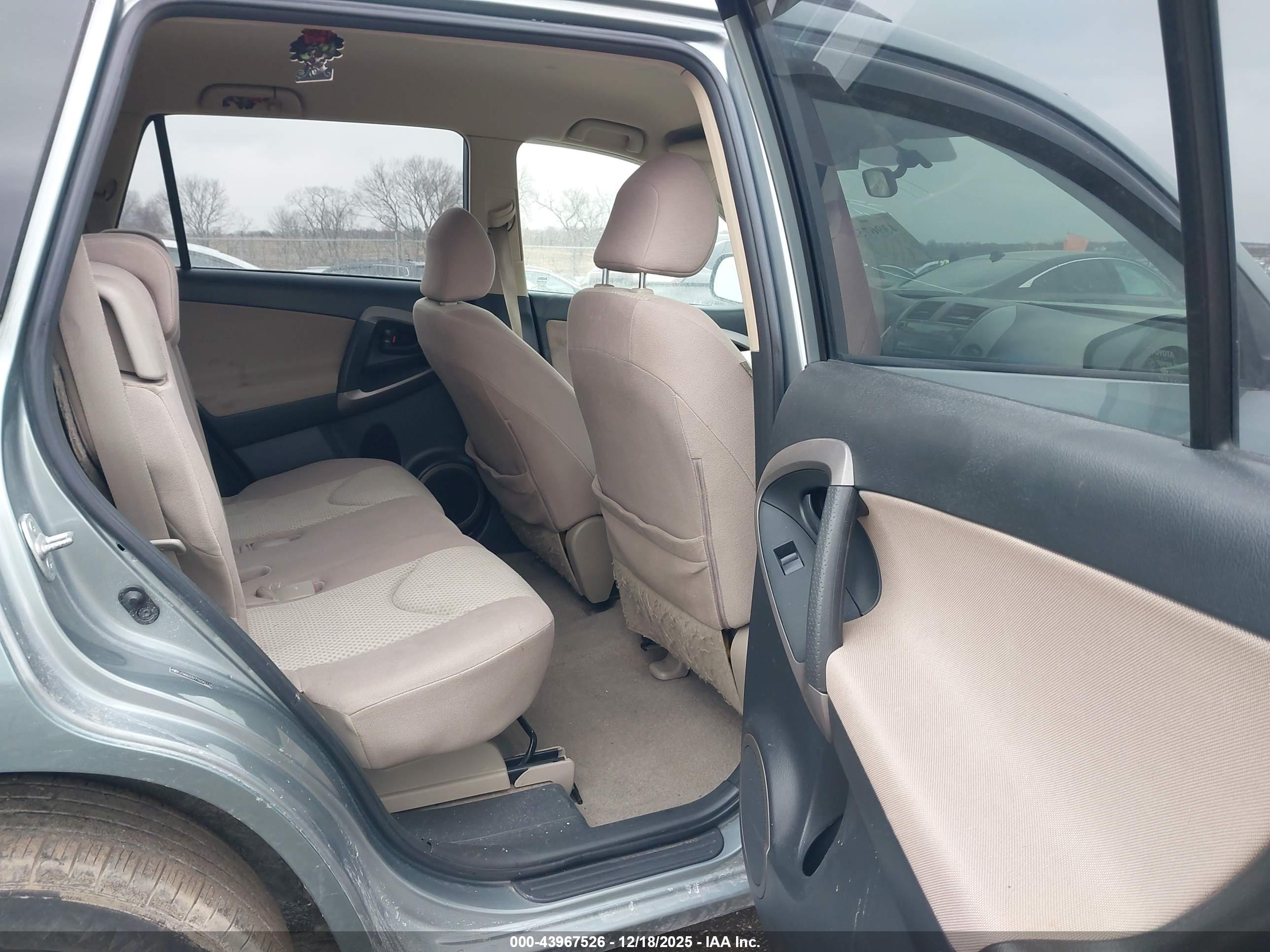 TOYOTA RAV4 image 8