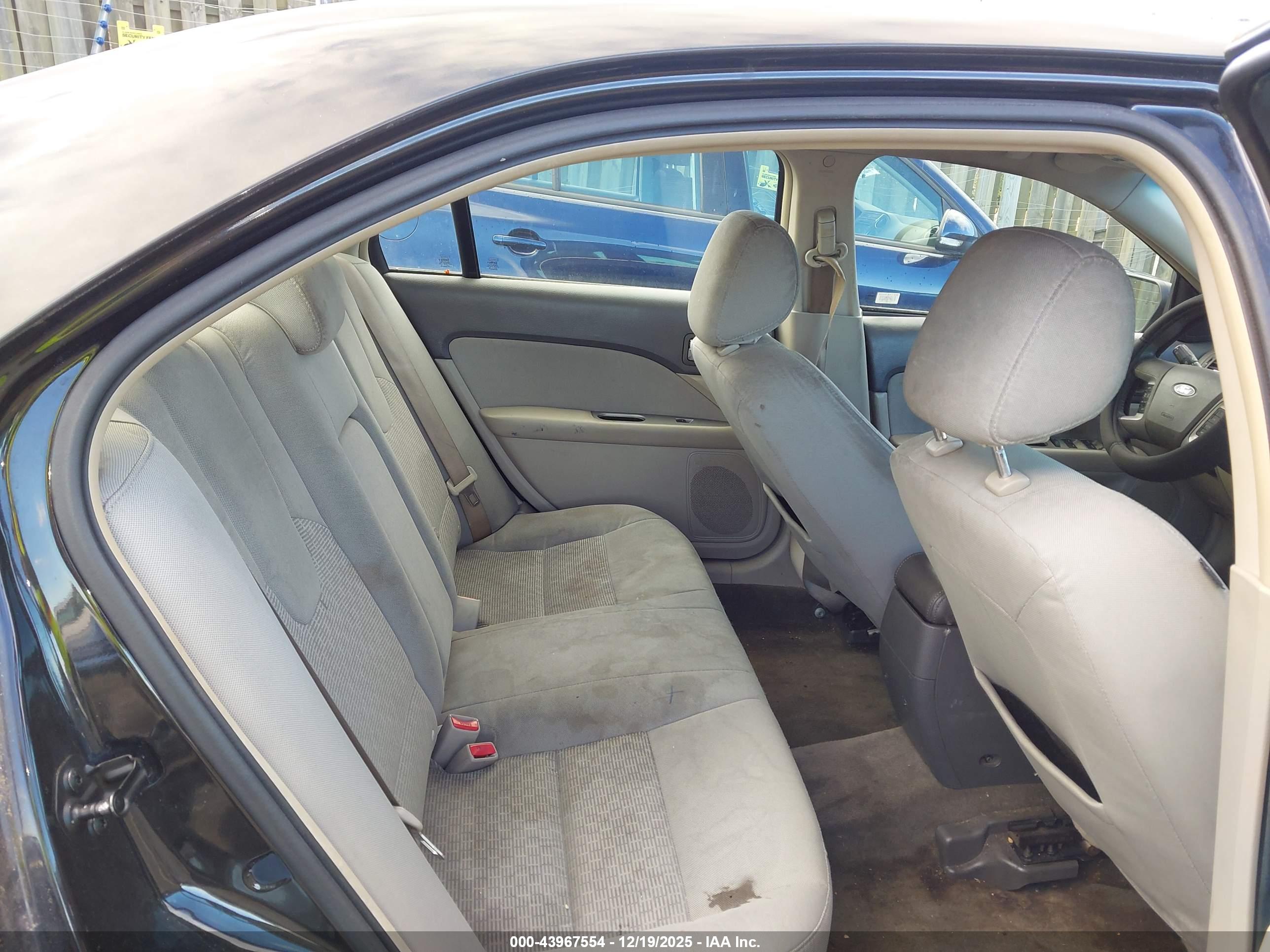 FORD FUSION image 8