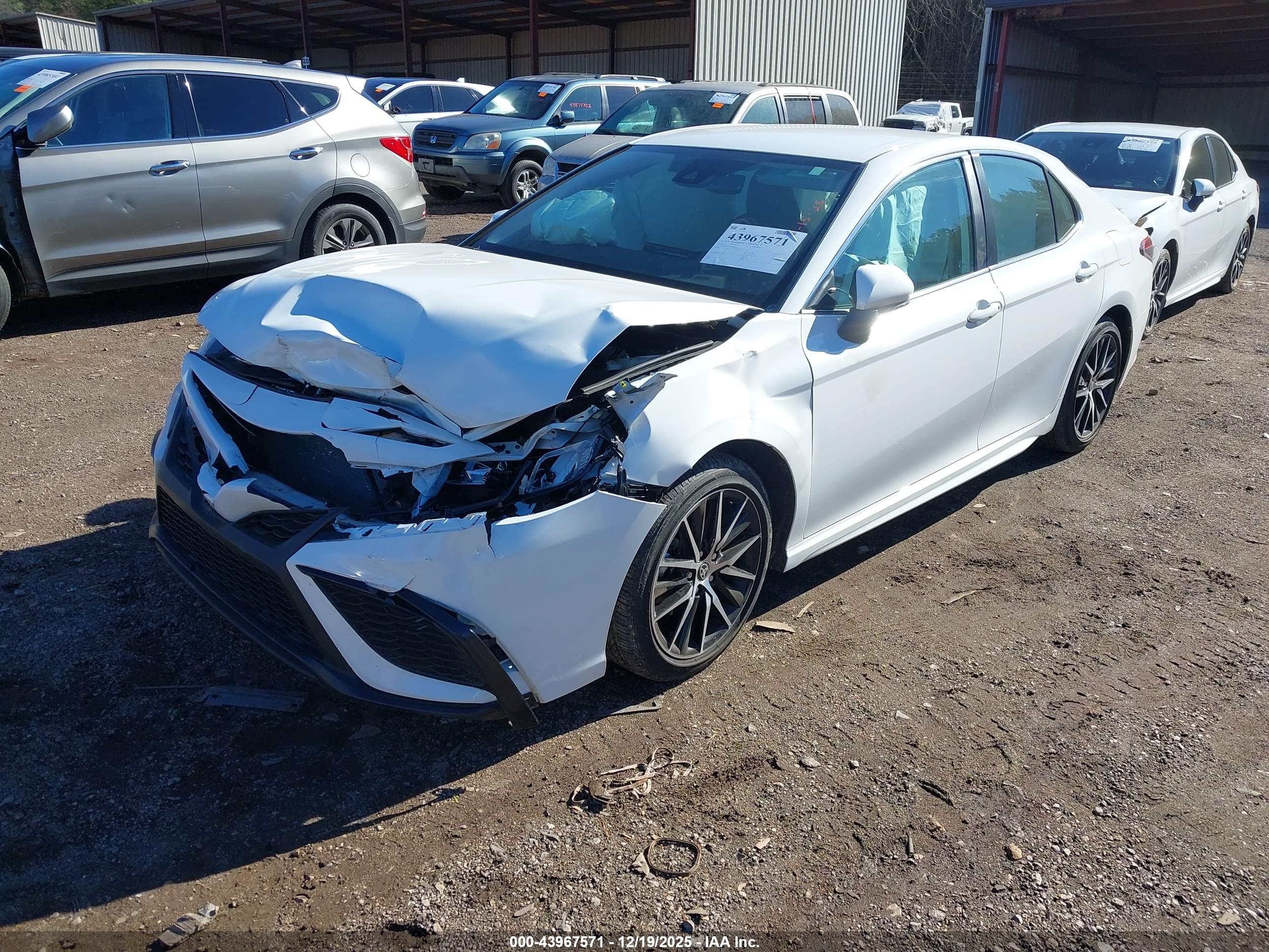 TOYOTA CAMRY image 2