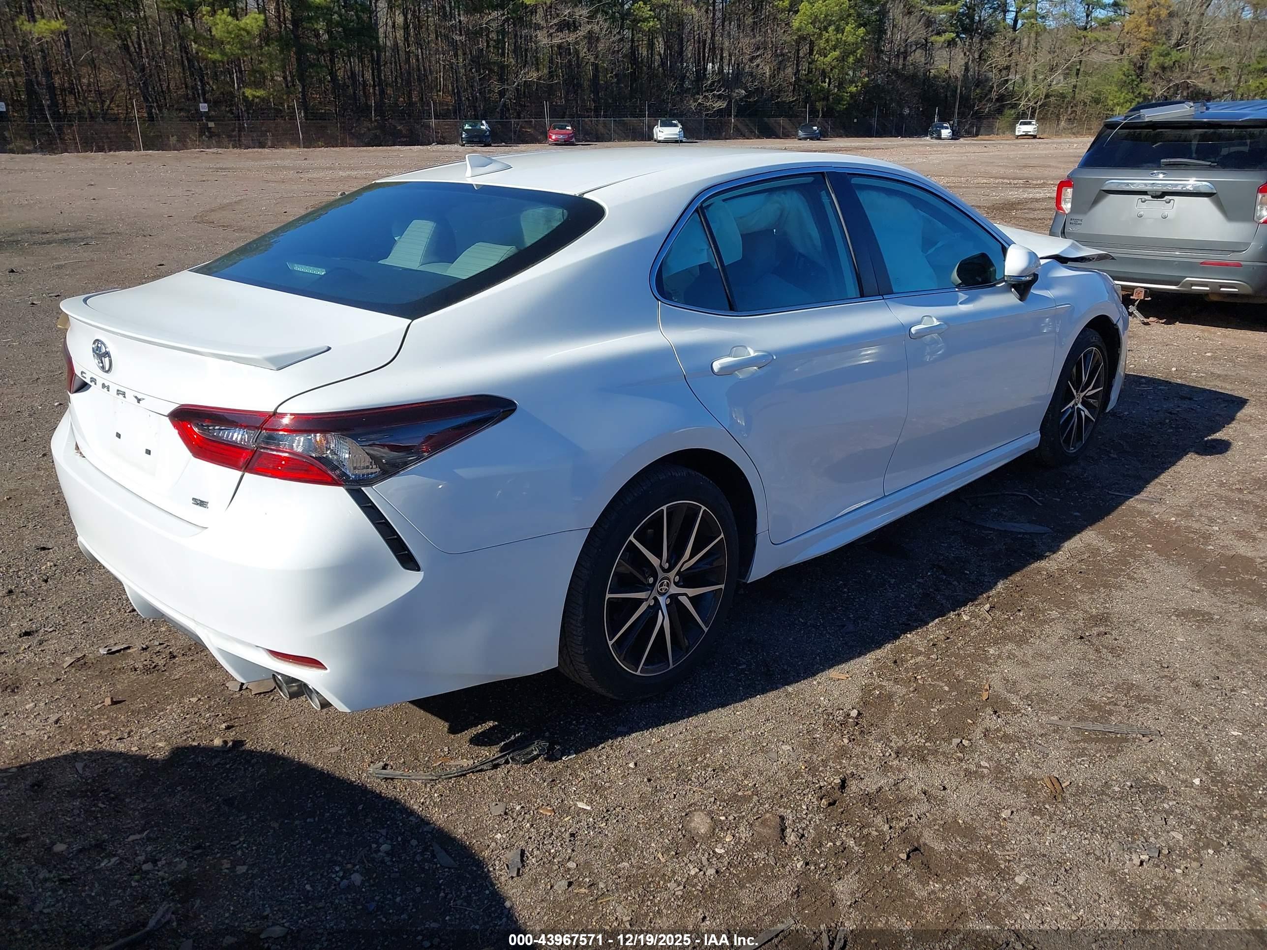 TOYOTA CAMRY image 4