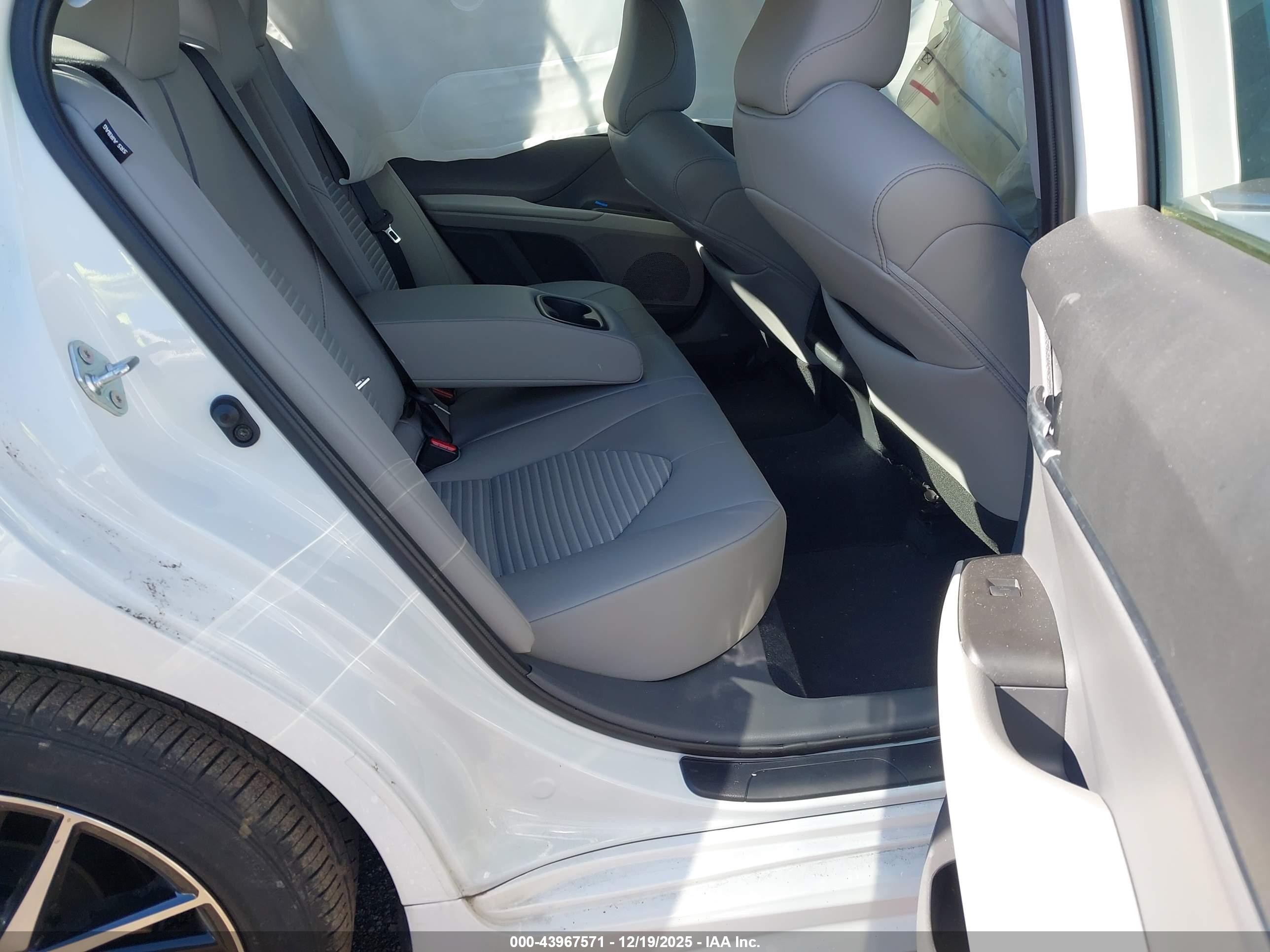 TOYOTA CAMRY image 8