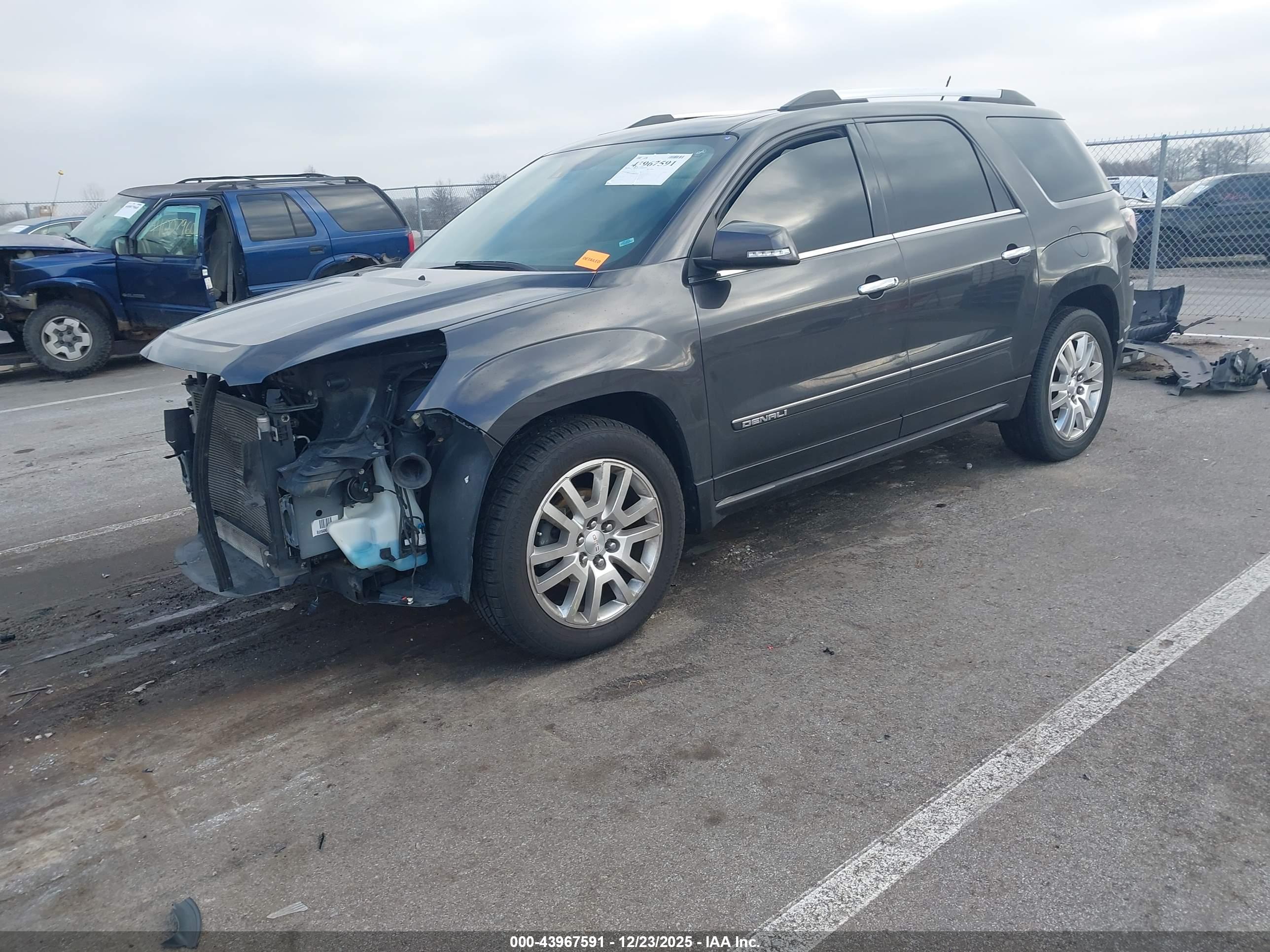 GMC ACADIA image 2