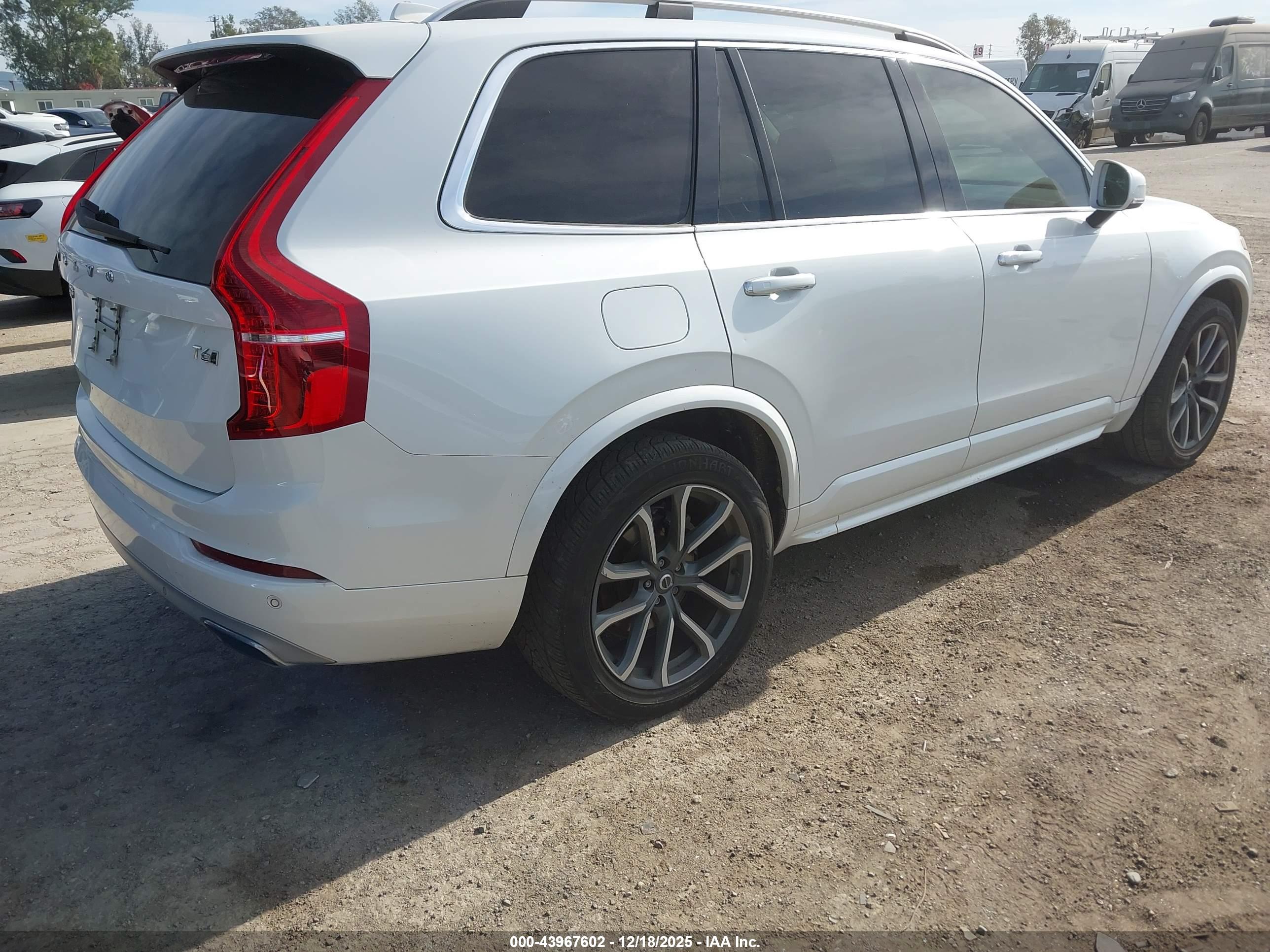 VOLVO XC90 image 4