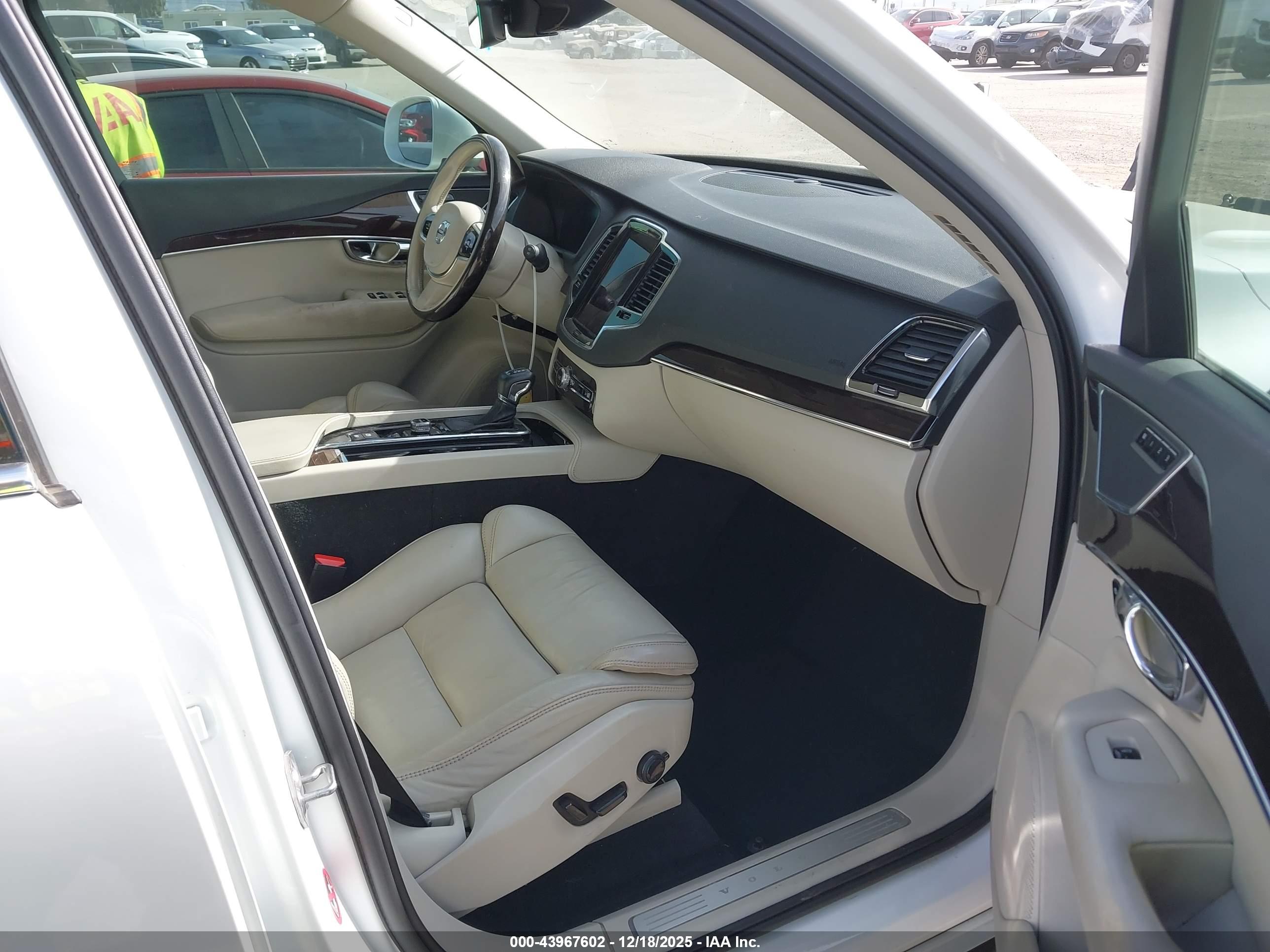 VOLVO XC90 image 5